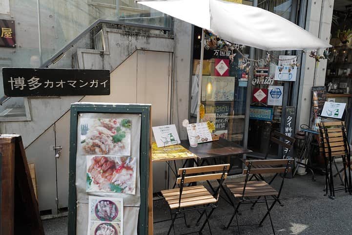 福岡グルメ 福岡ランチ「デビログ」さんのインスタグラム写真 - (福岡グルメ 福岡ランチ「デビログ」Instagram)「大名の路地裏にある『博多カオマンガイ万国屋』はカオマンガイ専門店。 店内にカウンター2席と2名用テーブル席が１つ。 外に2名用テーブル席が１つあり、5～6人くらいで満席になる小さな店だ。 他店はゆで鶏だけのところが多いのだが、ここはゆで鶏と揚げ鶏の両方が楽しめるがいいね😊👌 価格は並盛で1,500円税込。 茹で鶏のスープで炊き上げたジャスミンライスも美味いよ😋 ちなみにゆで鶏だけの並盛は850円税込。 . タイの本場での食べ方は、右手にスプーン、左手にフォークを持って、両手で食べるのだとか。 片手だけで食べていると、すぐに観光客だとわかるらしい😆 . 1日に30食程度しか仕込みができないようなので、早めの時間帯に行くのがオススメ。 大名では毎年5月末から11月末くらいまでの営業で、冬の間は白馬のスキー場で営業している。 テイクアウトOK。 PayPay使える。 . #博多カオマンガイ万国屋 #福岡市中央区大名 1-3-5 ARKCUBE 1F 092-406-7453 12:00～17:00 ※カオマンガイが売り切れ次第閉店 定休日：水曜日※不定休のためInstagramで要確認。 毎年5月～11月までの期間限定営業 . 本日‪22時から‬#コミュニティラジオ天神 (FM77.7MHz)で「#カレバカラジオ 」放送しますよ。 ゲストは6月に卒業した"まーちん”です。お楽しみに👍 YouTubeでもリアルタイムで聴けるので、「カレバカラジオ」で検索してくださいね。 . #大名 #大名グルメ #大名ランチ #万国屋 #福岡カオマンガイ #福岡タイ料理 #タイセレクト2020  #福岡 #博多 #fukuokapics #fukuoka #fukuokacity #hakata #fukuokagourmet #IGersJP #ig_japan #福岡グルメ #福岡ランチ #福岡ごはん #福岡ご飯 #食べログ福岡 #福岡飯 #福岡食べ歩き #福岡インスタグルメ #インスタグルメ福岡」9月10日 12時57分 - devi_takahashi