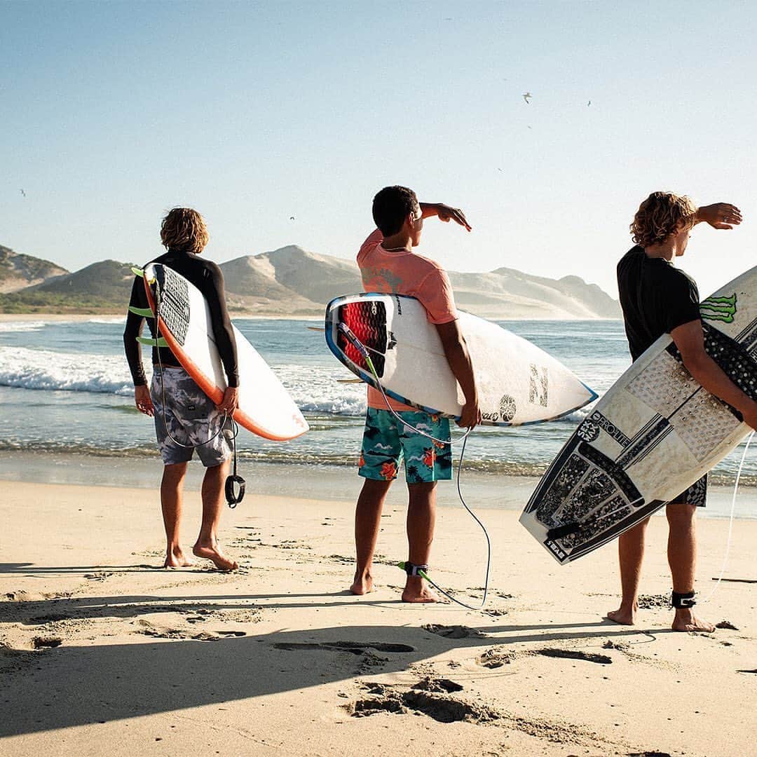 ビラボンのインスタグラム：「次の波は？！  #LifesBetterInBoardshorts」