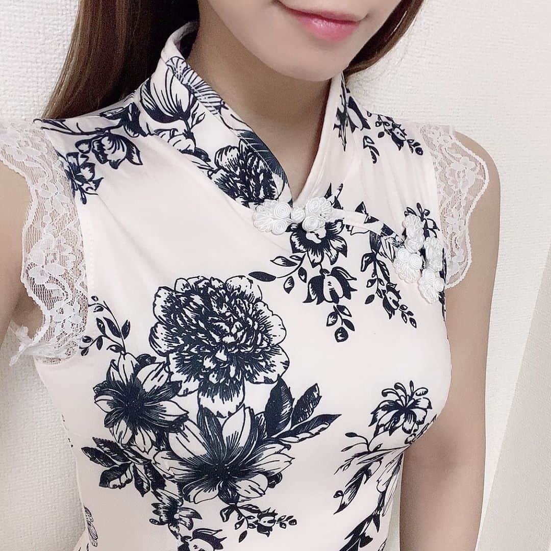 石田亜沙己のインスタグラム：「さきくさんに貰ったチャイナ🐼 可愛すぎる！！ 次のゲストで着ようかな♡！  #チャイナドレス」