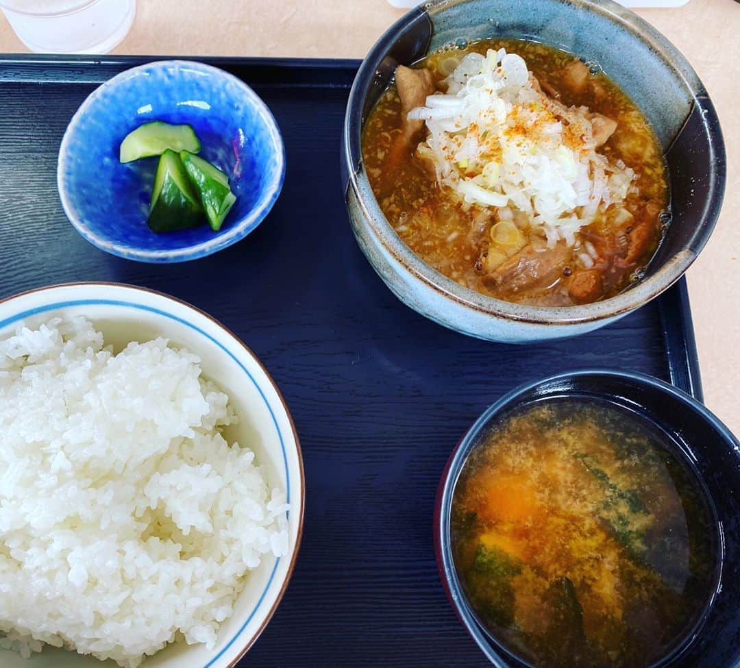 五箇公貴のインスタグラム：「もつ煮定食美味し。ダイナー感@菜嘉村。」