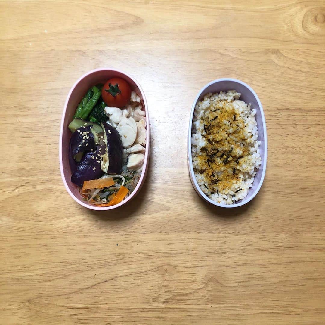 みのり(26)＠東京 ダイエットのインスタグラム：「お昼ごはん . 鶏肉 菜花の辛子和え ミニトマト 焼きナス 玄米120g . . 今日も8時から18時まで(トホホ) . 長い（´・ω・`） . 今、職場のダイエッターの先輩が 沼を食べてる！！って思ったら、 . 師長も沼食べてるwww . . 『みのり(名字)さん、知ってますうぅ？ ・・・無理なく痩せれますよ』 . . って、知ってるけど( •ω• ) . . 沼のタッパー、2箱たべてるよ (それは、ちがうと思う) . . そもそも、おせんべいたべるのやめましょうか。☺️ . ◉ライザップ公認の紹介アンバサダーです。 〜紹介特典で、お安く入会できます〜 . ▶︎全国どの店舗でもOK ▷２週間のトライアルコースもあります(^_^)/ ▶︎カウンセリング予約前にご連絡ください . ◎入会やカウンセリングをお考えの方、 ご質問なども、DM✉️ください。 . ★トレーニング見学もできます★ . 📺RIZAP TVCM出演 🏅RIZAP BMG ファイナリスト2017.2018 . #rizap #ライザップ . #ダイエット #diet #ダイエット日記 #レコーディングダイエット #instadiet #ダイエット仲間募集 #ダイエッター #公開ダイエット  #昼ごはん #昼御飯 #lunch #昼ご飯 #昼食  #おうちごはん #糖質制限 #healthyfood #healthylifestyle  #fitmeal #oneplate #cleanmeals #lowglycemic」