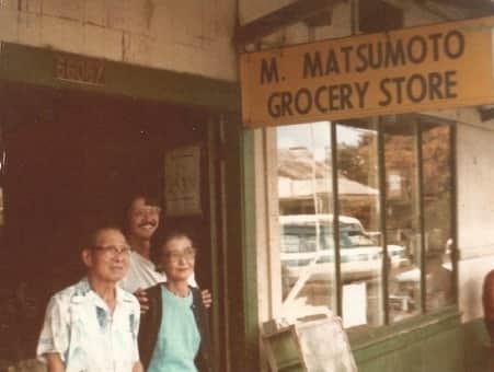 KAUKAU/カウカウハワイさんのインスタグラム写真 - (KAUKAU/カウカウハワイInstagram)「ハレイワで70年近くも歴史のある店、マツモトシェイブアイス。 実はもともとシェイブアイス屋さんじゃなかったってご存知でしたか？ 興味深いお店の歴史や、現オーナースタンリーさんご夫婦の馴れ初め、おすすめのフレーバーまで聞いてきました😆 詳しくは、ストーリーまたはこちらのリンクから！ https://www.kaukauhawaii.com/editornews/148673/  #KAUKAU #Waikiki #HawaiiNews #sunset #coupon #HawaiiCoupon #restaurant #shopping #instahawaii #ハワイ #ワイキキクーポン #ハワイクーポン #カウカウ #カウカウクーポン #ハワイごはん #ハワイご飯」9月10日 13時12分 - kaukau_hawaii