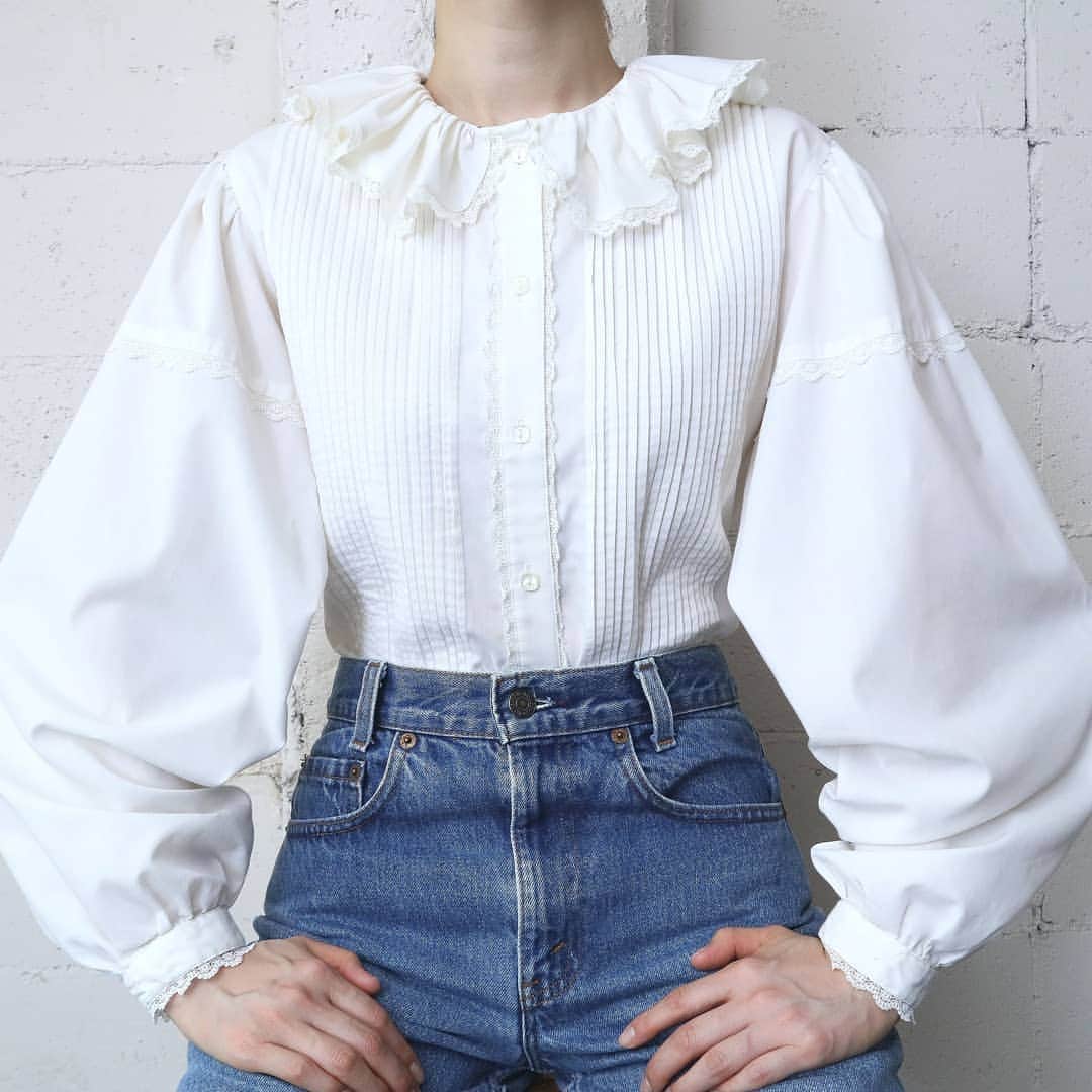 吉祥寺 古着屋 Orfeoのインスタグラム：「. Volume Sleeve Pleated Blouse  #orfeo #kichijoji #tokyo #vintage #used #fashion #coordinate #outfit  お問い合わせはインスタグラムのプロフィール掲載のメールアドレスにお願いいたします。コメント、DMでのお問い合わせは受け付けておりませんのでご了承ください。 ONLINE SHOPの商品も店頭にてご購入頂けます。気になる商品がございましたらスタッフにお声掛けください。  新型コロナウィルス感染拡大防止策を徹底した上で営業をしております。マスクの着用、入店時にアルコールでの消毒をお願いいたします。」