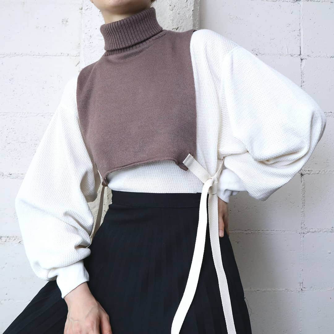 吉祥寺 古着屋 Orfeoさんのインスタグラム写真 - (吉祥寺 古着屋 OrfeoInstagram)「. Removable Turtle Neck Knit  #orfeo #kichijoji #tokyo #vintage #used #fashion #coordinate #outfit  お問い合わせはインスタグラムのプロフィール掲載のメールアドレスにお願いいたします。コメント、DMでのお問い合わせは受け付けておりませんのでご了承ください。 ONLINE SHOPの商品も店頭にてご購入頂けます。気になる商品がございましたらスタッフにお声掛けください。  新型コロナウィルス感染拡大防止策を徹底した上で営業をしております。マスクの着用、入店時にアルコールでの消毒をお願いいたします。」9月10日 13時18分 - orfeokichijoji