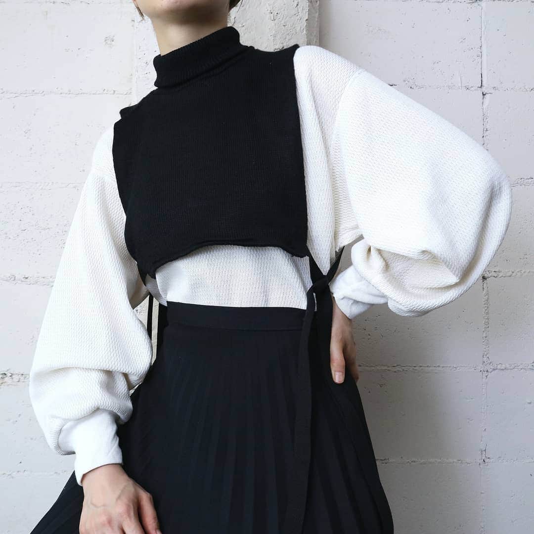 吉祥寺 古着屋 Orfeoさんのインスタグラム写真 - (吉祥寺 古着屋 OrfeoInstagram)「. Removable Turtle Neck Knit  #orfeo #kichijoji #tokyo #vintage #used #fashion #coordinate #outfit  お問い合わせはインスタグラムのプロフィール掲載のメールアドレスにお願いいたします。コメント、DMでのお問い合わせは受け付けておりませんのでご了承ください。 ONLINE SHOPの商品も店頭にてご購入頂けます。気になる商品がございましたらスタッフにお声掛けください。  新型コロナウィルス感染拡大防止策を徹底した上で営業をしております。マスクの着用、入店時にアルコールでの消毒をお願いいたします。」9月10日 13時18分 - orfeokichijoji