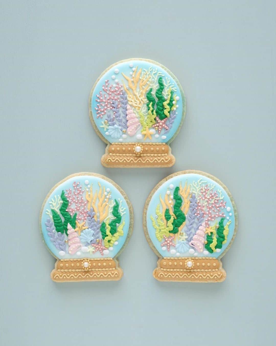 KUNIKAのインスタグラム：「"Under the sea" snow dome cookies🧜‍♀️🐠﻿ ﻿ #artofkunika」