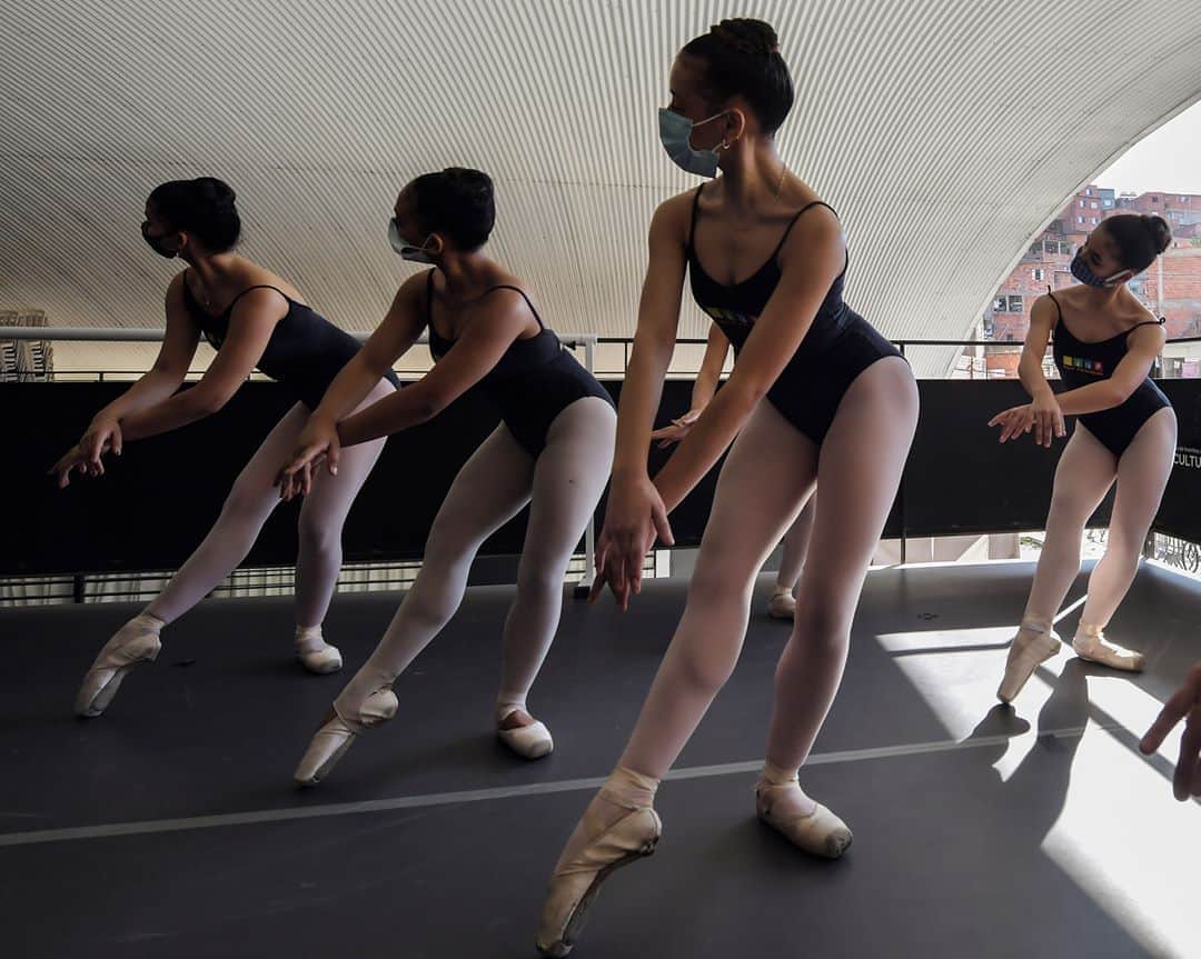 AFP通信さんのインスタグラム写真 - (AFP通信Instagram)「AFP Photo 📷 Nelson Almeida - Favela ballet dancers go back to classes wearing masks after their school reopened after five months of closure.⁣ .⁣ The 200 ballet students of Paraisopolis, the second largest favela in Sao Paulo, restarted rehearsals after five months with a choreography about a police operation that put their community in mourning last year.」9月10日 13時27分 - afpphoto