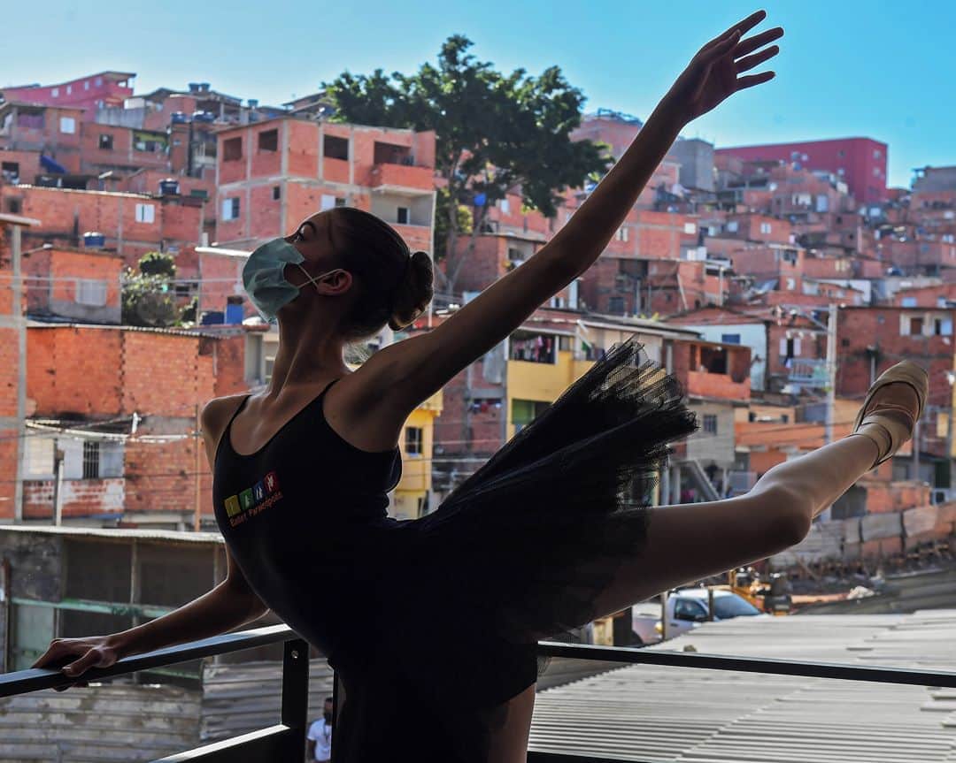 のインスタグラム：「AFP Photo 📷 Nelson Almeida - Favela ballet dancers go back to classes wearing masks after their school reopened after five months of closure.⁣ .⁣ The 200 ballet students of Paraisopolis, the second largest favela in Sao Paulo, restarted rehearsals after five months with a choreography about a police operation that put their community in mourning last year.」