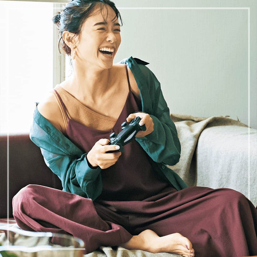 のインスタグラム：「#CLASSYコーデ図鑑 【楽ちんだけどダサくない！「オールインワン」コーデ🌼】 . パンツ派の楽ちん服といえば、「オールインワン」。 1枚でも主役級になれるうえにリラックス感のある着心地なので、 おでかけにもおうち時間にも重宝するはず。 . 一歩間違えると“おばさんの買い出し”感が出ちゃう 「オールインワン」を、大人カジュアルに着こなすコーデをピックアップしました🕊🤍 . まだまだ暑い日々ですが、快適に乗り切りましょう☀️ . #classymagazine #classyonline  #classyファッション #ファッション #コーディネート #今日のコーデ #今日の服装  #着回しコーデ  #休日コーデ #オールインワン #オールインワンコーデ #サロペット #ロンパース #リラックスコーデ  #おうちコーデ #おうち服 #ワンマイルコーデ  #大人カジュアル #アラサーコーデ . ※本投稿は過去の「CLASSY.」を再編集したものです。商品は完売の可能性がありますのでご了承ください。」