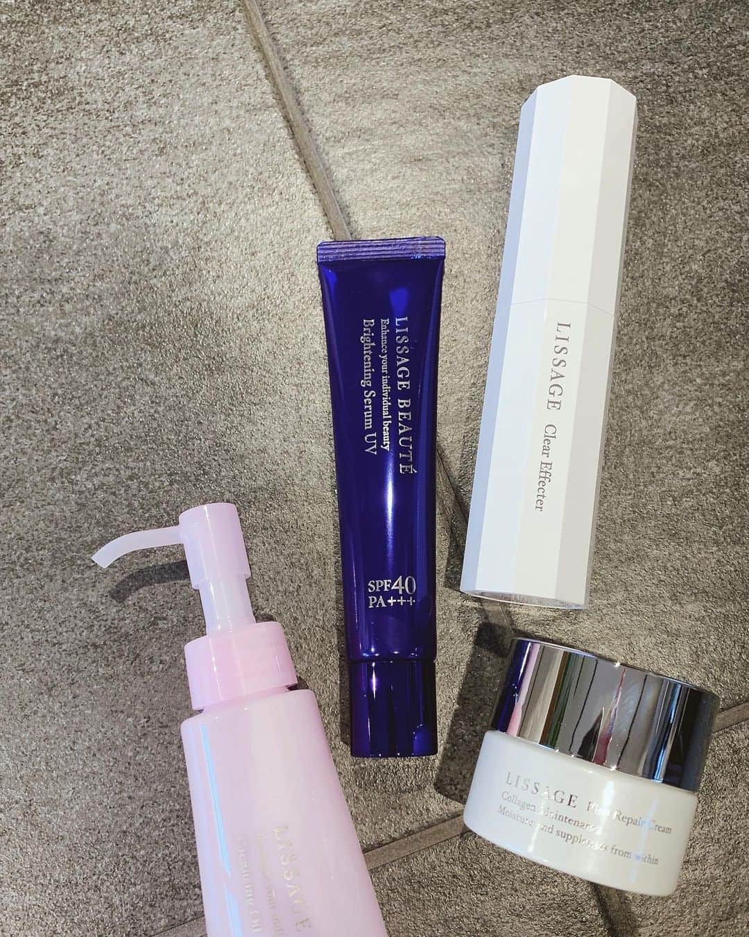 持永真実のインスタグラム：「. リサージのオンラインカウンセリングを受けてきました✨﻿ お風呂でメイク落とすことが多いと話したところ濡れた手でも使えるクレンジングオイルを使ってみることに！﻿ ﻿ それからこの夏は美白ケアしたいということでホワイトニングアイテムも追加して現在も継続中☺︎﻿ クリアエフェクターは夜使っている薬用美白美容液。﻿ スーッと伸びてベタつかない！﻿ ﻿ ブライトニングセラムUVは日中用でSPF40 PA+++なのに﻿ 白浮きしないし伸びがよく、顔に密着してくれる薬用美白美容液UV。﻿ 次にするベースメイクもしやすい！﻿ ﻿ 今だけじゃなくて後々のお肌にも影響してくるのでしっかりUVケアしようっと！﻿ どちらもメラニンの生成を抑え、シミ・ソバカスを防ぐ医薬部外品。﻿ 20代より30代の今の方が断然お肌の調子が良いので、ケアを始めるのに遅すぎるということはないなって思う。﻿ 毎日丁寧に継続することと生活の見直しが﻿ 大事なんだなぁとつくづく実感☺️✨﻿ ﻿ #リサージ美幹アンバサダー #美幹プログラム #リサージ #pr」