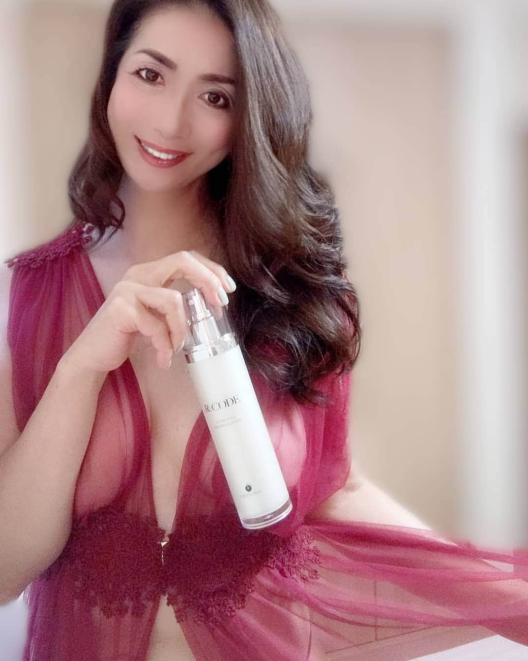 咲弥にこさんのインスタグラム写真 - (咲弥にこInstagram)「【肌も衣装も透けていたい•*¨*•.¸¸☆*･ﾟ❤】 最近ギリシャ神話の女神様衣装にハマってます！ これ色違いでも揃えています✨ ･ ･ 生まれた時は 一糸まとわぬ姿で誕生するのに 人は年々覆い隠すという事をやりがちですね💧 ･ ･ もちろんヴェールに包まれた部分は大切だけど 私はあの頃の新しい細胞を大切にしたい✨ ･ ･ 私達はDNAから成る「遺伝子」という 設計図から作られます。 その生まれ持った遺伝子情報を 正確に読み取られる事で 肌は健康に美しく 機能する事が出来るんですよね✨ ･ ･ 遺伝子の損傷を回復させて 美しさを取り戻す化粧水 サロン化粧品で凄いの見つけました✨ ↓↓↓ ＝＝＝＝＝＝＝＝＝＝＝＝＝＝＝＝＝  メソシューティカル 『R.CODE』 ステムサイクルローション  @mesoceutical @toku.tamu  🔍『究極のエッセンスローション』検索  取り扱いサロン ▶https://linktr.ee/mesoceutical  ＝＝＝＝＝＝＝＝＝＝＝＝＝＝＝＝＝  『決めてはミサイルDDS』  ミサイルDDSとは (ドラッグ･デリバリー･システム) がん治療の為に開発された ターゲットとなる標的細胞に まるでミサイルのように "狙って“成分を届けて回復させる 最先端医療技術の化粧品なんですよ✨ ＿＿＿＿＿＿＿＿＿＿＿＿＿＿＿＿＿＿ ･ ･ 女性が美に関して贅沢でどこが悪い？ 女性が美しくある事は 太陽が降り注ぐかの如く平和と 世の中の均衡さえも 整えてくれますよね•*¨*•.¸¸☆*･ﾟ ･ ･ だから最近の私のコンセプトは ズバリ女神様で～す❤ でも女神様はきっとEROS神だと自分で思うわ (∗´ര ̫ ര`∗)ふふふ ･ ･ #メソシューティカル #rcode #mesoceutical #トクタム #tokutamu #遺伝子 #癌治療 #drug delivery system #ドラッグデリバリーシステム #化粧水 #まるで美容液  ･ ･ #ギリシャ神話 #女神様コスチューム #赤いドレス #アラフィフ #グラビア #インスタグラビア #美魔女になりたい  #美意識 #美意識高い人と繋がりたい #小説家 #官能小説家 #エッセイスト #フォロワーさんに感謝  #応援ありがとうございます ＿＿＿＿＿＿＿＿＿＿＿＿＿＿＿＿＿＿ 💋SEXYショットリクエスト随時募集中！ 💋官能体験談小説ネタ募集中(女性限定)  汚いオッサンのタダの盛りネタはNGです！ ＿＿＿＿＿＿＿＿＿＿＿＿＿＿＿＿＿＿」9月10日 13時45分 - sakuya.niko
