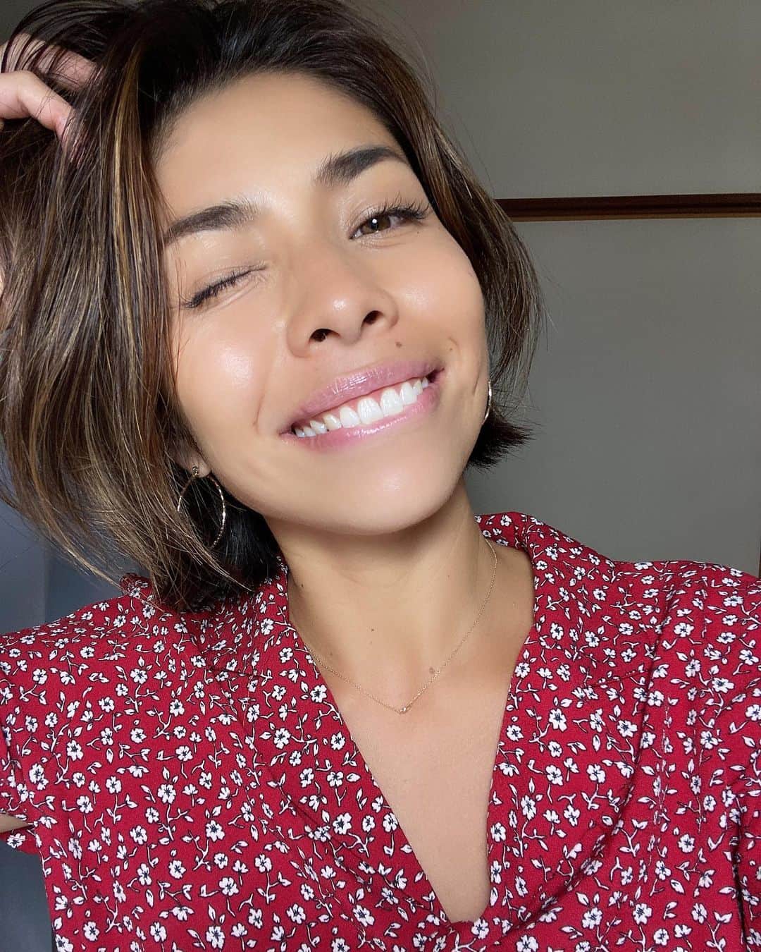 齋藤美波のインスタグラム：「🦷🦷🦷 #whitening  ・ 独身以来のホワイトニング🦷✨ 《 @platinum_beauty_fujisawa 》 藤沢に出来たというので 行ってきたよ♥️ セルフだからほぼ自分でやります！ ・ 1回目だからそんな期待しないで行ったけど 1回でこの白さよ‼️笑 すげーって叫んだよね🤣✨ 1トーン上がった♥️ ・ しかも初回¥2970だって😳‼️ 行く価値絶対あり♥️ ・ まだオープンしたばかりの セルフホワイトニング🦷✨ 全然痛くもないし、ホワイトニングした後のコーヒー飲んじゃダメとかの縛りもないからとても、楽♥️♥️ キッズスペースも完備されてるし お子様連れでも全然大丈夫でした♥️ ・ また近々行きます😎👐🏽 ありがとうございました🤍 ・ ・ #ホワイトニング #セルフホワイトニング #湘南#藤沢 #子連れokサロン #1トーンup  #歯命 #歯は大事 #whitening#selfwhitening#tooth#beauty#salon」