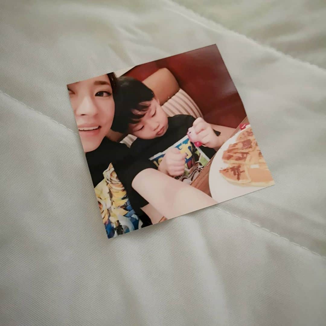 山上紗和 のインスタグラム：「息子が寝てた枕どかしたら、この写真出てきてうるうる。  前に息子が  ｢寝たら夢でひとりぼっちになっちゃうから、いやなの、夢もママと一緒に見たいんだよ。｣  と言って、寝るのを嫌がったので  ｢夢で見たいことのお写真を、枕の下に入れて寝ると、その夢が見られるんだよー｣  と、アルバムから出して渡した写真。。  寝る前に、せっせと写真を枕の下に置いてるとこ想像したら  ほほえましいのと、切ないのとで  気持ちがいそがしい(笑)」