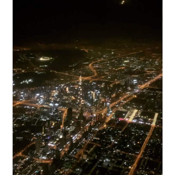 のインスタグラム：「上空からの、世界一高いビル、ブルジュ・ハリファ🏙✨✨また、この地に来られた事に、心から感動しています🥺この胸の高鳴り✨この地はやっぱり特別な何かがある💖何かが始まる予感💖   #ブルジュハリファ#最高#美しい#ドバイ#感動#ワクワク#night#happy#beautiful#happiness#trip#airport#Dubai#good#smile#japan」