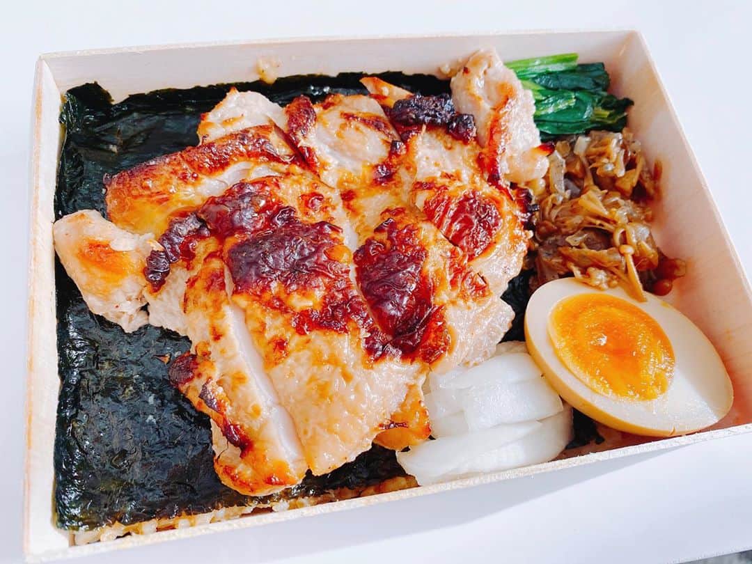 のぐちゆりのインスタグラム：「とても美味しそうなお弁当屋さんを見つけたので買っちゃった！  種類がたくさんあったんだけど、チキンのインパクトに惹かれてこのお弁当にしたーー🍱✨  美味しかった…たまにはちょっとリッチなお弁当食べてもいいよねぇ  #海苔弁山登り」