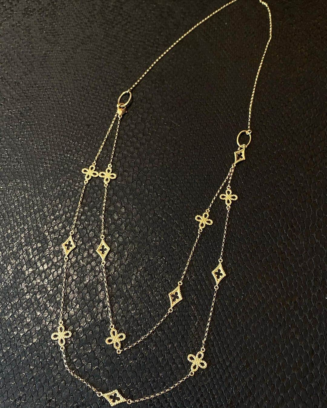 LoreeRodkin 銀座店さんのインスタグラム写真 - (LoreeRodkin 銀座店Instagram)「・ LoreeRodkin tokyo ・ ・ INFINITY LONG NECKLACE  (Yellow Gold/80cm) ¥339,000 税抜 ・ 気分や服装に合わせてお好みでお使いいただける3WAYロングネックレス！ ・ ・ ・ @loreerodkin  @loreerodkinofficialjewelry ・ #LoreeRodkin#loreerodkintokyo#loreerodkinjewelry#rock#サクセスジュエリー#成功#スティーブンタイラー#ミシェルオバマ#ブラッドピット#マドンナ#シェール#エルトンジョン#ビリーアイリッシュ#インフィニティネックレス#ロングネックレス#ポップアップストア#原宿#阪急うめだ本店」9月10日 13時52分 - loreerodkin_tokyo