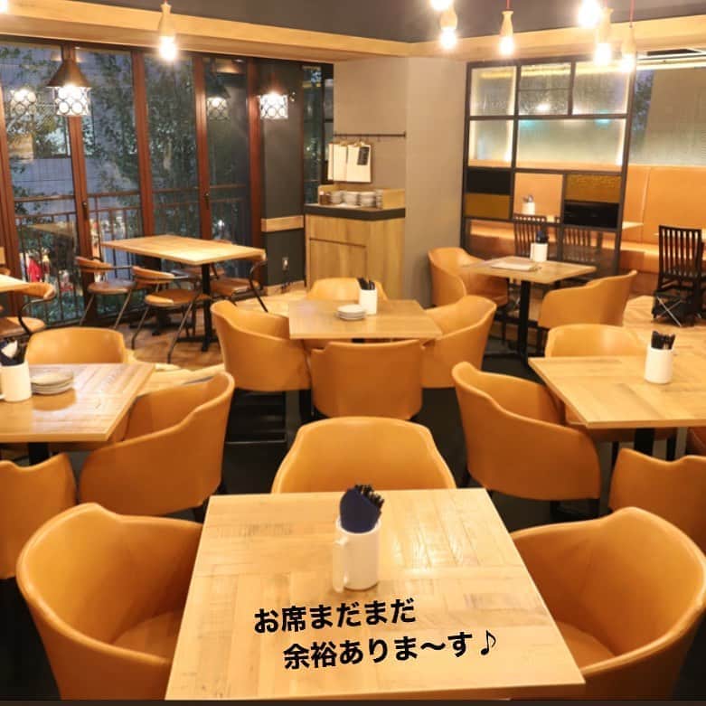 T.G.HEARTH TGハースのインスタグラム：「こんにちはTGハースです🐓﻿ 夜の予約埋まって来ましたがまだまだお席余裕ありますので是非🤙﻿ ﻿ ﻿ テイクアウト限定チキンのご案内↓↓↓﻿ 当店名物ロティサリーチキン1羽まるごと¥1980🐓﻿ すぐ電話↓↓↓期間限定なのでお早めに〜💕💕💕﻿ ☎️03-6416-9445←ﾖｳﾁｪｹﾗ🤘﻿ ⭐️旨辛フェアも絶賛開催中なのでテイクアウトチキンの味変更やハーフ&ハーフも対応してます🤓﻿ ﻿ ◆予約受付﻿ 気になった方はこちら💁‍♂️ ﻿ https://tghearth-ebisu.com/course/﻿ ﻿ ◆ガレット（YouTubeで動画も見れるよ‼️）﻿ https://www.instagram.com/galette.galette/﻿ ﻿ https://m.youtube.com/channel/UC4nVtquelZgXuDnXWpCQ9sg﻿ ﻿ ◆モバイルオーダーも出来るようになりました✨﻿ プロフィールからHPをアクセスしてください♪﻿ モバイルオーダー﻿ https://tgh.for.dinii.jp/﻿ ﻿ ◆Uber eats・menu・出前館によるデリバリー﻿ 11:30〜21:00﻿ ﻿ ◆LINE@登録お願いします♪﻿ https://lin.ee/g0H4jc6﻿ ﻿ ﻿ 皆さまの笑顔に会えますように！💕💕💕﻿ ﻿ #TGハース#代官山ディナー#代官山ランチ#恵比寿グルメ#恵比寿ビストロ#恵比寿ディナー#代官山グルメ #ハース #代官山テイクアウト#恵比寿ランチ#ラクレット#チーズ#ロティサリーチキン#恵比寿ご飯#menu#恵比寿ワイン#テイクアウト#渋谷ディナー#恵比寿チーズ#tghearth#渋谷グルメ#渋谷ランチ#恵比寿チーズ#恵比寿カフェ#チーズケーキ#渋谷テイクアウト#恵比寿新聞#恵比寿ビール#チーズフォンデュ#恵比寿テイクアウト」