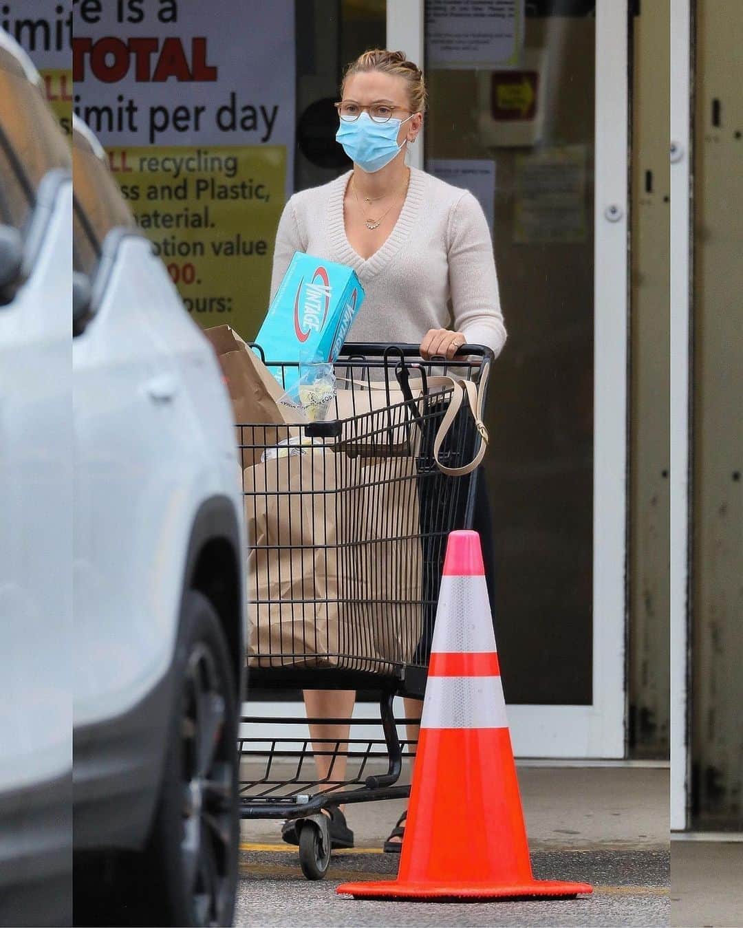 Just Jaredさんのインスタグラム写真 - (Just JaredInstagram)「Scarlett Johansson wheels a cart out of the store after stocking up on essentials for her home in The Hamptons #scarlettjohansson  Photos: Backgrid」9月10日 13時57分 - justjared