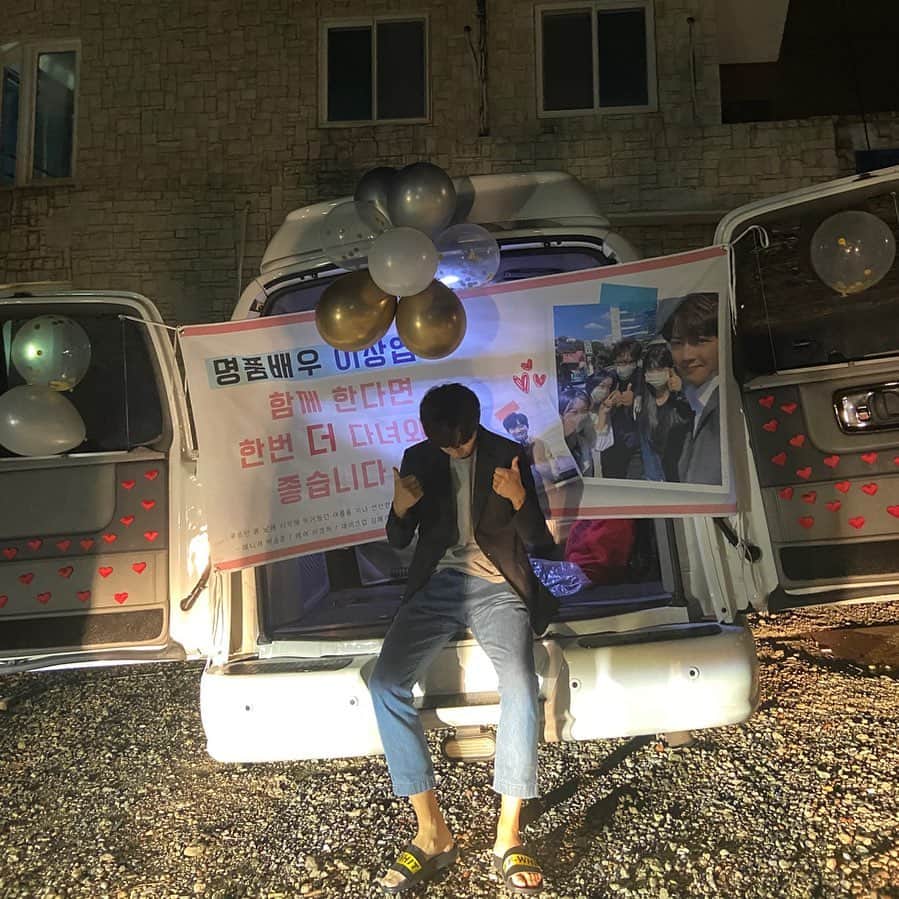 イ・サンヨプのインスタグラム：「#한번다녀왔습니다  어제를 끝으로 모든 촬영을 마쳤습니다. 가장 가까이서 나와 지내준, 버텨준 우리 동생들. 그리고 형누나. 너무 고생 많았어요 정말.. 늘 내가 챙김을 받았는데 마지막까지 이렇게 감동을 주다니.. 그래요. 우리의 촬영은 정말 끝이 났습니다. 하지만 우리의 추억만들기는 계속 될 것을 믿어 의심치 않으며  한다다를 함께 해준 너무 고생한 내동생들 고맙습니다.  윤규진을 완성해준건 여러분입니다. 정말 사랑합니다. 고맙습니다.」
