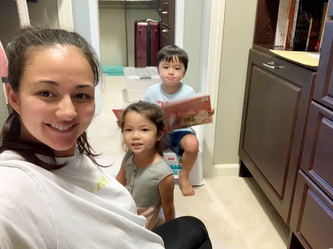 エリナ シルカのインスタグラム：「Lockdown cleaning 🧹  ロックダウンで暇だからクローゼットの整理してたら、 手伝うー！って集まってきた双子。 どんどん物を引っ張り出してきて、無事仕事を増やしてくれました🙄😂」