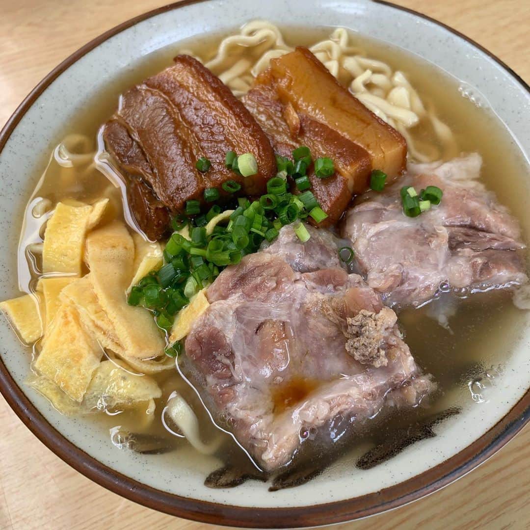 仲田克也さんのインスタグラム写真 - (仲田克也Instagram)「沖縄そばが食べたくて.....(^^) 滞在時間30分もなかったけど、 モリモリのモリさんが車出してくれて🚗 新婦役のリサちゃんと👰 お母さん役のカオリさんと✨ 僕のブライズメイドたちと浜屋そばへ💨 軟骨ソーキも柔らかいし🍖 なによりみんなで食べたら美味しい👍 午後の部も頑張ります👍 ・ ・ #沖縄 #浜屋そば #沖縄そば #軟骨ソーキ #ランチ #ブライダル #ウエディング #ブライズメイド #新婦 #お母さん #北谷 #写真 #最高 #一色湊」9月10日 14時01分 - minatoisshiki