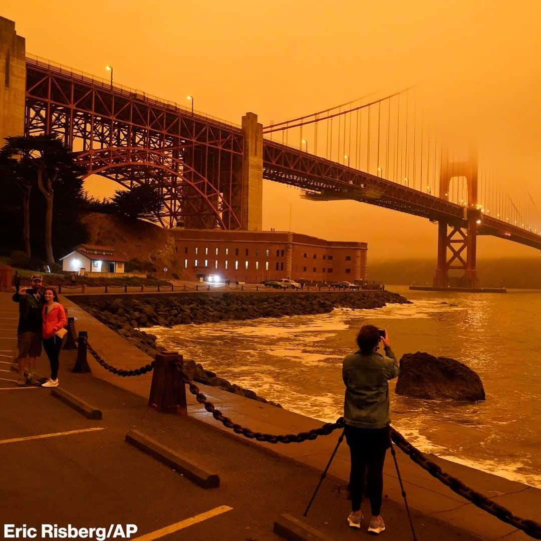 ABC Newsさんのインスタグラム写真 - (ABC NewsInstagram)「People stop to take photos of the Golden Gate Bridge obscured by smoke from raging wildfires burning across Northern California.」9月10日 14時02分 - abcnews