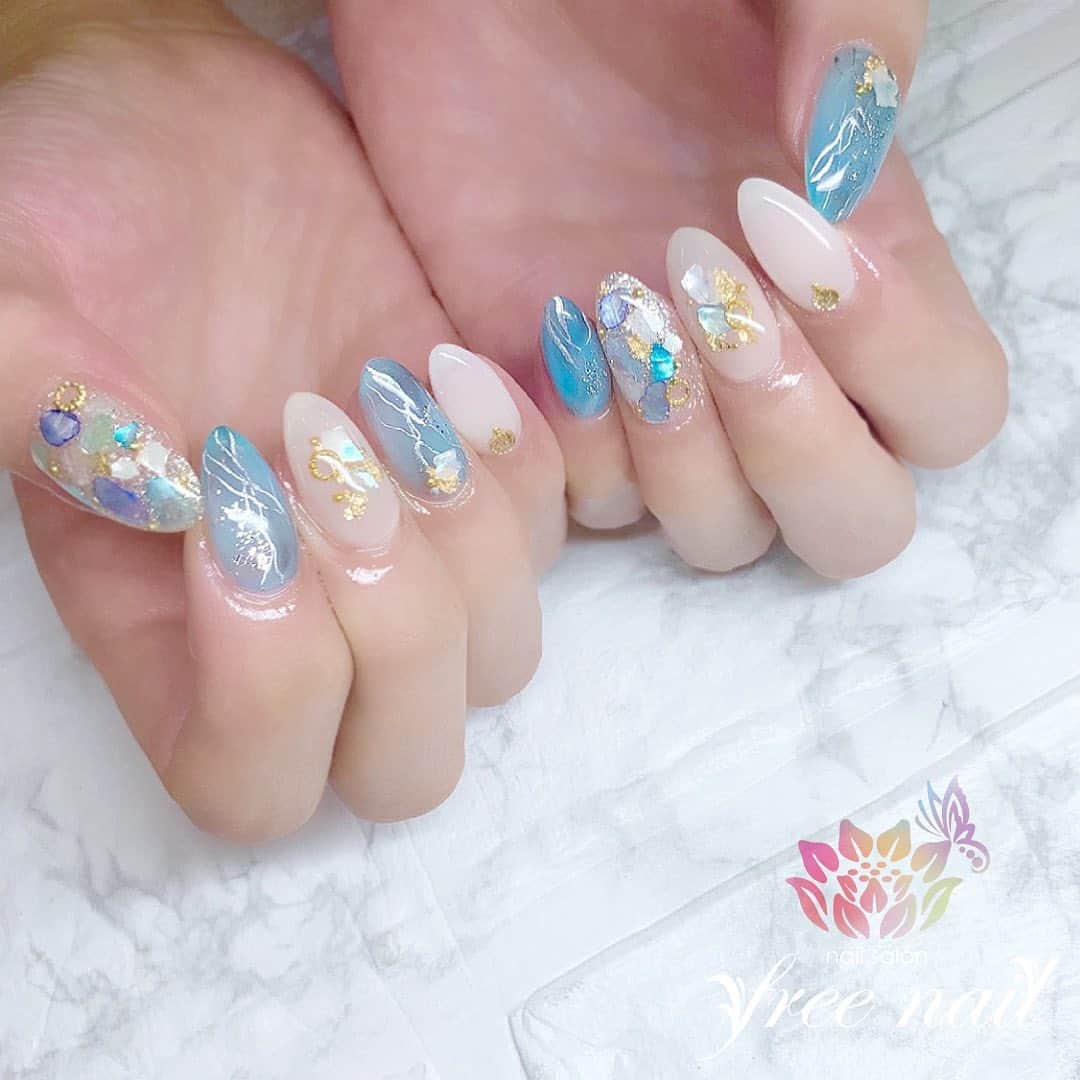 free nail フリーネイルのインスタグラム：「. お客様ネイル💅🏻🌙 . キラキラブルー🐬✨ . もう少しだけ夏気分で🐠✨ . ご来店ありがとうございました🙇🏻‍♀️🙇🏻‍♀️🙇🏻‍♀️💗 . #ネイルアート #ジェルネイル #ネイルサロン #大阪ネイルサロン #ネイルデザイン #ネイルチェンジ #シェルネイル #シェルストーン #メタリックネイル #キラキラネイル #ブルーネイル #ホワイトネイル #デザインネイル #トレンドネイル #おしゃれネイル #シンプルネイル #オーバルネイル #秋ネイル #autumnnails #nailsart #nailsdid #美甲 #日式美甲 #日式美甲胶 #日本美甲师 #日本美甲老师 #美甲上课 #日本胶 #フリーネイル #freenail」