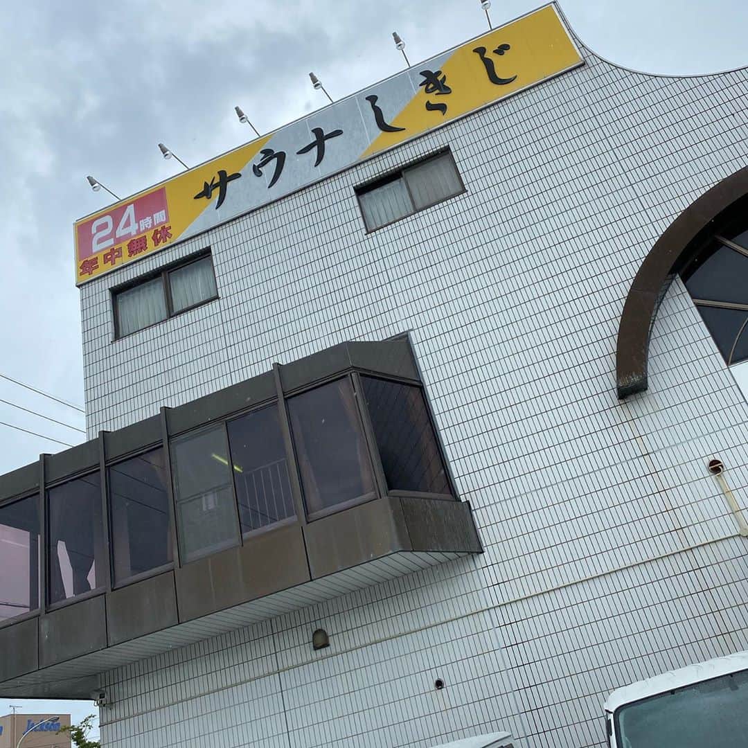 片山真人のインスタグラム：「【ととのえてきました】 遅ればせながら、最近サウナにハマってます。というのも、以前は水風呂が苦手だったからです。ようやく入れるようになりました笑　えへへ。  現在は10日に1回くらいのペースで、サウナを求めて静岡市内外の入浴施設へ。サウナと水風呂に繰り返し入ることで免疫力が高まる、と言われていますが、私もここのところ体調を崩すことなく元気にやっております。  静岡市の敷地にあるサウナしきじは、いまやサウナーの聖地として有名ですね。 サウナに行く前には、敷地にあるパン屋で朝食を食べました。コーヒー無料、フレンチトーストが好きです。  なかなか県外には行けない日々ですが、静岡県内で有意義な生活を送っています。 #静岡市　#静岡　#サウナ　#サウナー #サウナしきじ　#ピーターパン」