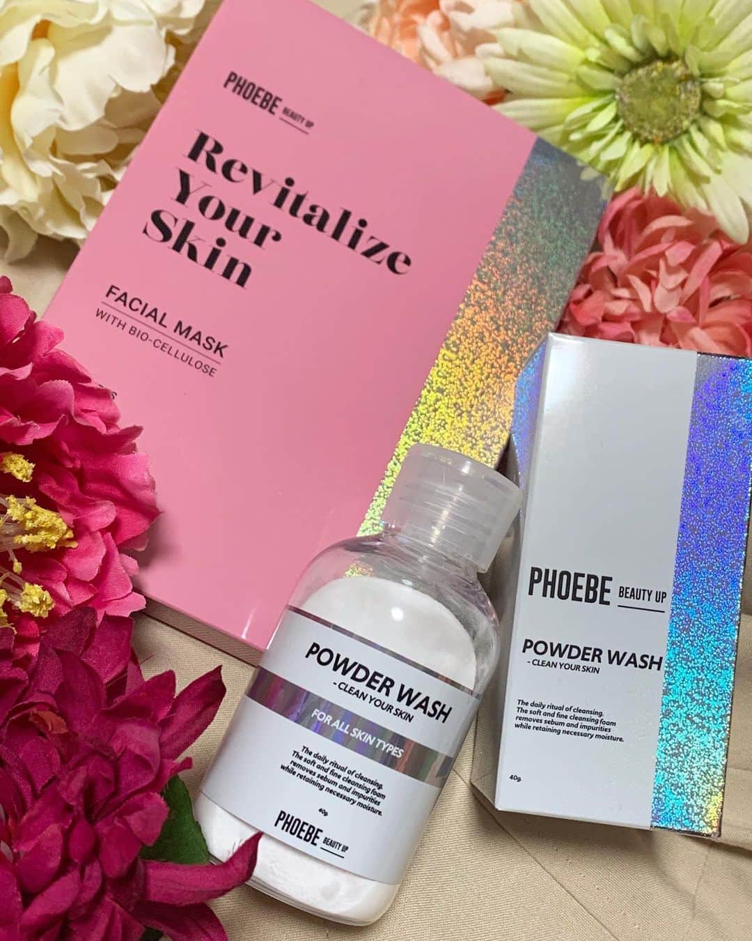 のインスタグラム：「. . 週に2、3回やってる酵素洗顔を @phoebe_beautyup の パウダーウォッシュに変えてみた♻️ . 酵素パパインが毛穴に詰まった汚れや、 角栓をケアして 詰まり毛穴や黒ずみを軽減、 なめらかで明るいお肌へ導いてくれるとか🥰 . 使った感じはすっきりするけどつっぱらない感じだったよ✨ . パックもセットでGetしたよ❤️ . ピンク×キラキラのパッケージも テンション上がる💓 . #フィービービューティーアップ #phoebebeautyup #パウダーウォッシュ #酵素洗顔 #美容 #女子力 #beauty #毎週週間 #アラサー女子 #l4l #instagood  #毎日美容 #アンチエイジング #毛穴」