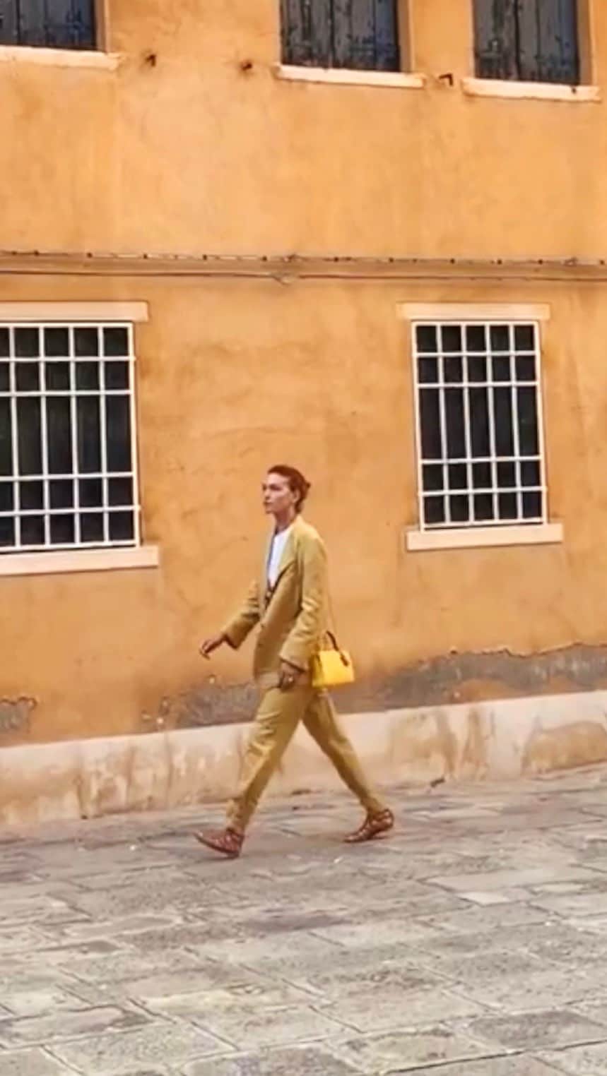 アリゾナ・ミューズのインスタグラム：「How nice? Venice 🇮🇹 @albertaferretti」