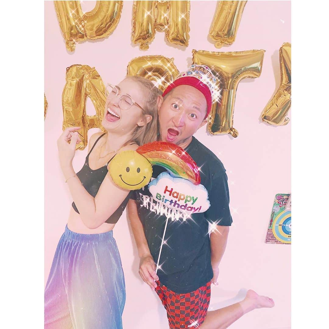 木下優樹菜さんのインスタグラム写真 - (木下優樹菜Instagram)「ぱーりー🌈💙💚💛💜❤💗💖 #🎂たくさん感謝 #でも爆笑 #🎂ハンパない 写真ふざけまくるからちゃんりー(長女)に怒られてるけど 爆笑🤣💗💗💗💗」9月10日 19時39分 - yukina1204xoxo