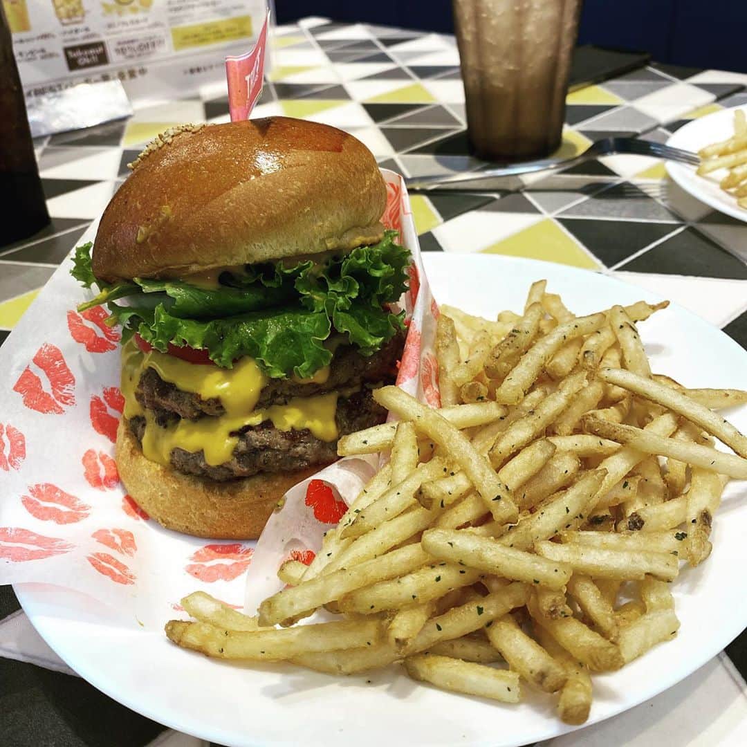 のインスタグラム：「ハンバーガー！うまかった！！ いいハンバーガー探しを趣味にしそうです。 #teddysbiggerburgers  #グルメバーガー #ハンバーガー」