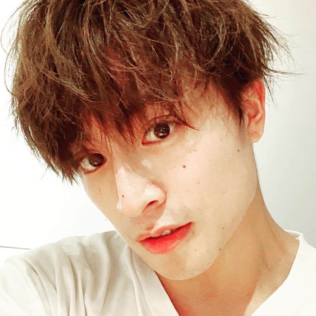 GENERATIONS高校TVのインスタグラム：「亜嵐の自撮り写真🐰🐰🐰﻿ もらいそびれた人に1枚公開🐰﻿ ﻿ GENE高なかのヒトも﻿ LIVE×ONLINE楽しみ！﻿ ということで…﻿ 勝手にLIVE×ONLINEコラボ企画！﻿ ﻿ "亜嵐のこの曲のパフォーマンスが好き"﻿ "このフリを踊ってる時の亜嵐が好き"﻿ っていうの、みんな教えてね🐰🐰🐰﻿ ﻿ 公式Twitter﻿ @gene_kou で検索🔍﻿ -----------------------------------﻿ #gene高 #ジェネ高 #generations高校tv #gene #generations #ジェネ #ジェネレーションズ #generationsfromexiletribe #ldh﻿ #白濱亜嵐 #片寄涼太 #数原龍友 #小森隼 #佐野玲於 #関口メンディー #中務裕太 #ジェネ犬 #geneファンさんと繋がりたい #ldhファンさんと繋がりたい #少年クロニクル」