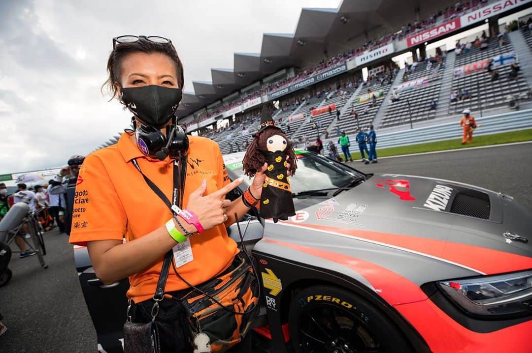 真矢のインスタグラム：「・ ・ 今日は勝利の女神🧝‍♀️のご紹介✨  私達のチームがレースウィーク中にお世話になったスーパーホテル御殿場Ⅱ号館(@super.hotel_gotemba2 )さんのマスコットキャラクター#マウント富士子ちゃん 😆  何やら前回のGTでこの子を連れて行ったチームが優勝したそうで、 げん担ぎを兼ねて、数多くのチーム関係者が宿泊されている中で、なんと我々のチームにこの子を託してくださいました😳✨‼️  優勝のバトンを受け取った私達。  プレッシャーもあったけれど、無事に優勝のバトンを次のチームに繋げる事ができました😆🎊🍾  次の富士開催レースではどのチームにマウント富士子ちゃんは微笑むのか🧝‍♀️‼️  富士限定じゃなくて毎戦連れて行きたいです〜😂🙏✨‼️  ✴︎ ✴︎ #勝利の女神 #マウント富士子ちゃん  @super.hotel_gotemba2 #スーパーホテル御殿場2号館  #waimaramakizunaracingteam #supertaikyu #fujisupertec24h #sttcr #winner #クラス優勝 #富士スーパーテック24時間耐久レース」