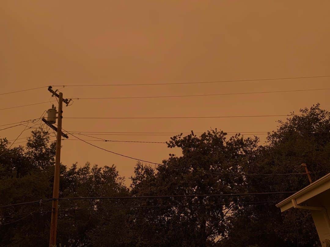 OLIVIAのインスタグラム：「I live in California and I’ve been extremely depressed about the wildfires tearing through CA and destroying our beautiful forests. My heart aches thinking about all the beautiful thousands of year old redwood trees and animals that have lost their lives or been displaced. -All because us humans can’t get our shit together. Climate change is real!!! Us Californians are seeing it right now. We drove up to Tahoe last weekend and saw so many blotches of burnt land. We’ve been getting strange weather, and been living in smoke for almost a month now. We go outside with ashes in our gardens and on our cars and today the sun never came out because our sky was covered in smoke. It was dark all day long. I’m devastated, and nervous about what’s coming next.  These are pics of my front and backyard at 2:30pm. 😭. We can’t afford Trump to win another election!! We need someone that’s gonna help save our Earth- human existence. We need action NOW. Please please vote everyone!! It really matters, we need you!! Please register!!」