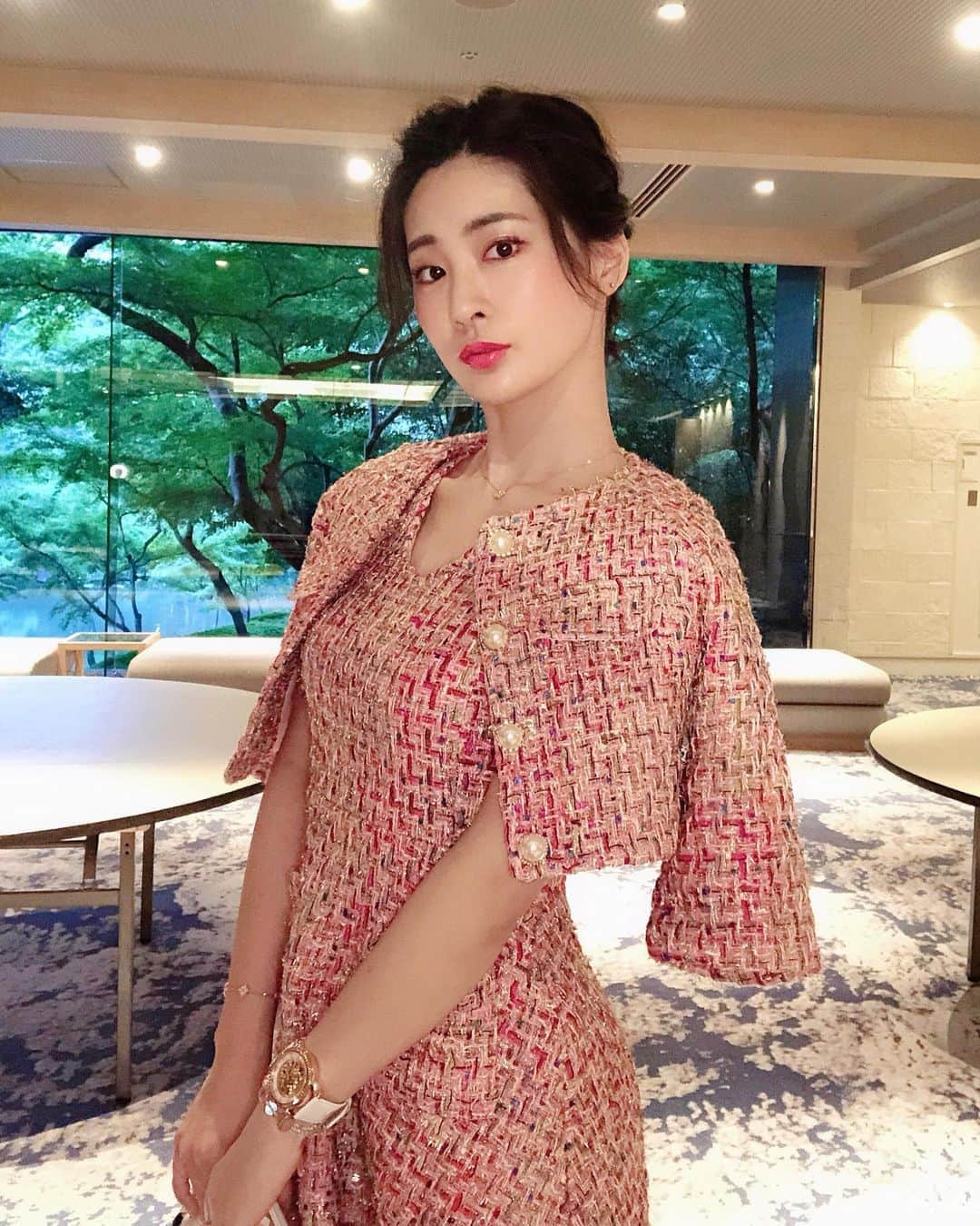 のインスタグラム：「秋の新作の ツイードワンピースと ジャケットのツーピース♡ ﻿  ちょっとしたパーティーや﻿ 女子会アフターヌーンティー、デートにオススメです💕﻿ ﻿  ﻿私がプロデュースするアパレルブランド@romantictokyo はお値段の割に高見えするものをセレクトさせて頂いてます💕 ぜひ、チェックしてみてくださいね♡  ﻿  📢池尻愛梨スケジュール﻿📢 9月11日(金)EXMAX Special 掲載﻿ 9月15日(水) それって実際どうなの課﻿出演 9月25日(金)💮はなまる撮影会💮﻿ 10月4日(日)空けておいてください📸💕﻿ 10月7日(水)お誕生日🎂﻿  ﻿ ﻿ ﻿ ﻿ ﻿ ﻿ ﻿ ﻿ ﻿ ﻿ ﻿ ﻿ ﻿ #romantictokyo #ロマンチックトーキョー﻿ #秋コーデ#ファッション#コーデ#トップス #ツインテール#プチプラ#プチプラファッション#プチプラコーデ#韓国ファッション#オルチャン#オルチャンファッション#韓国コスメ #サロモ#fashion#code#ootd ﻿ #タンバルモリ　#ダイエット #Lillybrown #猫　#ミスブライダルモデルグランプリ　#ツイードワンピース #ディオール　#レディディオール　#ヴァンクリーフアーペル﻿」