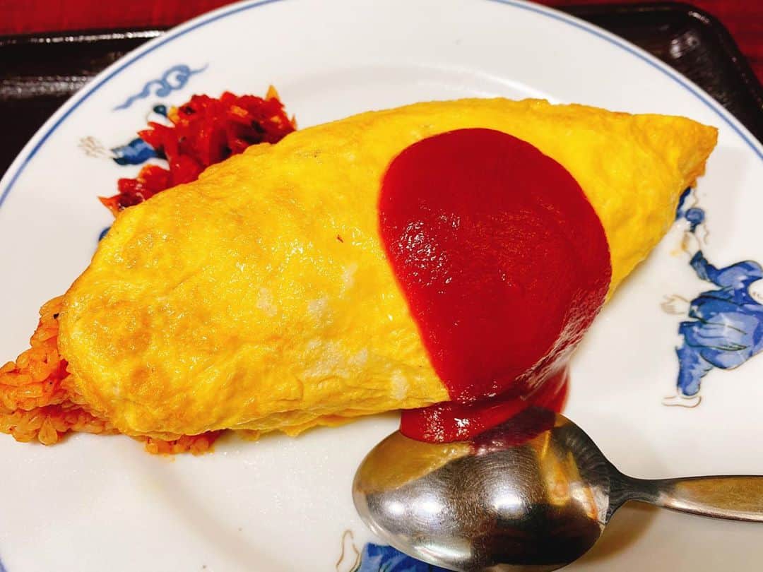 青木泰寛のインスタグラム：「バキバキの #オムライス 卵はトロトロしてなくて これでいいんだよ！  みんなもそうだろ？  #学芸大学」