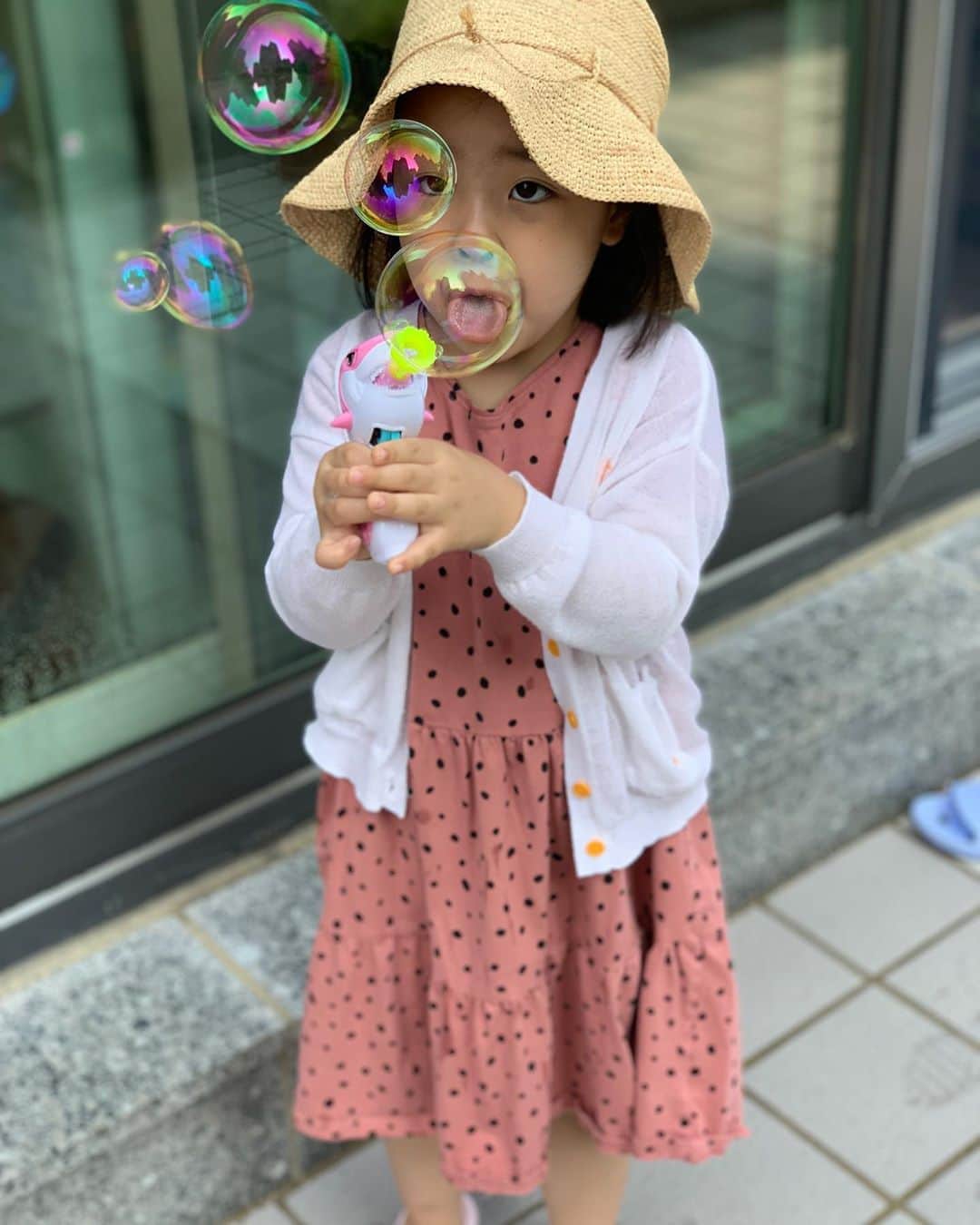 イ・ユンジのインスタグラム：「왜 입으로쏴?#비누방우르#발사르」