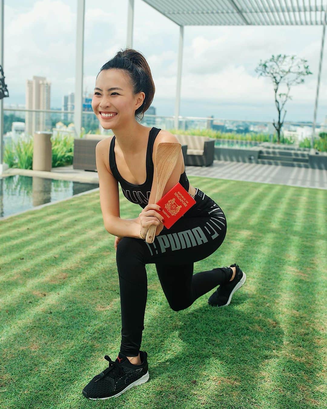 ソニアのインスタグラム：「[CONTEST: Race Passes!] @peixydonkey @victorianeo, @jermsng...I challenge you to the #HSBC10XConsciousChallenge!! . While this whole pandemic has definitely changed things (I miss travelling and just holding this little red book), I’ve consciously changed my lifestyle so that I can continue to pursue my passions. I'm also extremely grateful for the new skills I've picked up like cooking, muay thai and more! . With the HSBC Revolution Credit Card's 10X Rewards, I've got more reasons to shop online for cooking gear (I need a whisk..) and future travel bookings! Join me and pick up an item that's related to your passion, get into a lunge position and take on the challenge too! . Tag me in your challenge post and the most creative posts win free tickets to the Conscious Revolution Online Race with HSBC!! Contest ends 30 Sep 2020. 🏃🏻‍♀️  #HSBCLiveConscious #HSBCRevolutionCard #HSBC10XConsciousChallenge」