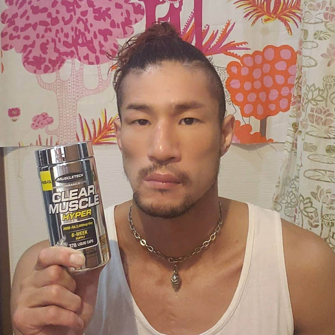 前口太尊さんのインスタグラム写真 - (前口太尊Instagram)「今回のダイエット日記的感じです❗  6月18日試合の話来たときはコロナ自粛期間で74キロになりました。  なかなか厳しいですが、その日からダイエットスタートしました😆  体重を減らすだけなら楽勝なんですが、筋肉は減らしちゃダメなので、自分はマッスルテックのクリアマッスルハイパー、プロテイン飲んで練習追い込んで、食事制限したら面白いように体重が減りました😍 あと有酸素運動もね、沢山したよ🏃🏃‍♀️  水抜きもたぶん2.5くらいかな？ 少なくすんで60キロ契約で試合当日は完璧に仕上がりました🎶  計量の前日もすこーし炭水化物も食べれました😎 計量当日は結構元気でした‼️  キャリアを重ねると減量も慣れてきますが、身体に入れるものは大事なんだなっ‼️って改めて気づきました‼️  キャリアも終盤なので、これからも決まった試合はベストコンディションそしてベストを尽くして全て大爆発させていきます😆  #muscletechjapan #クリアマッスルハイパー　#マッスルデリ　#kickboxing #RISE142」9月10日 14時41分 - tyson0925