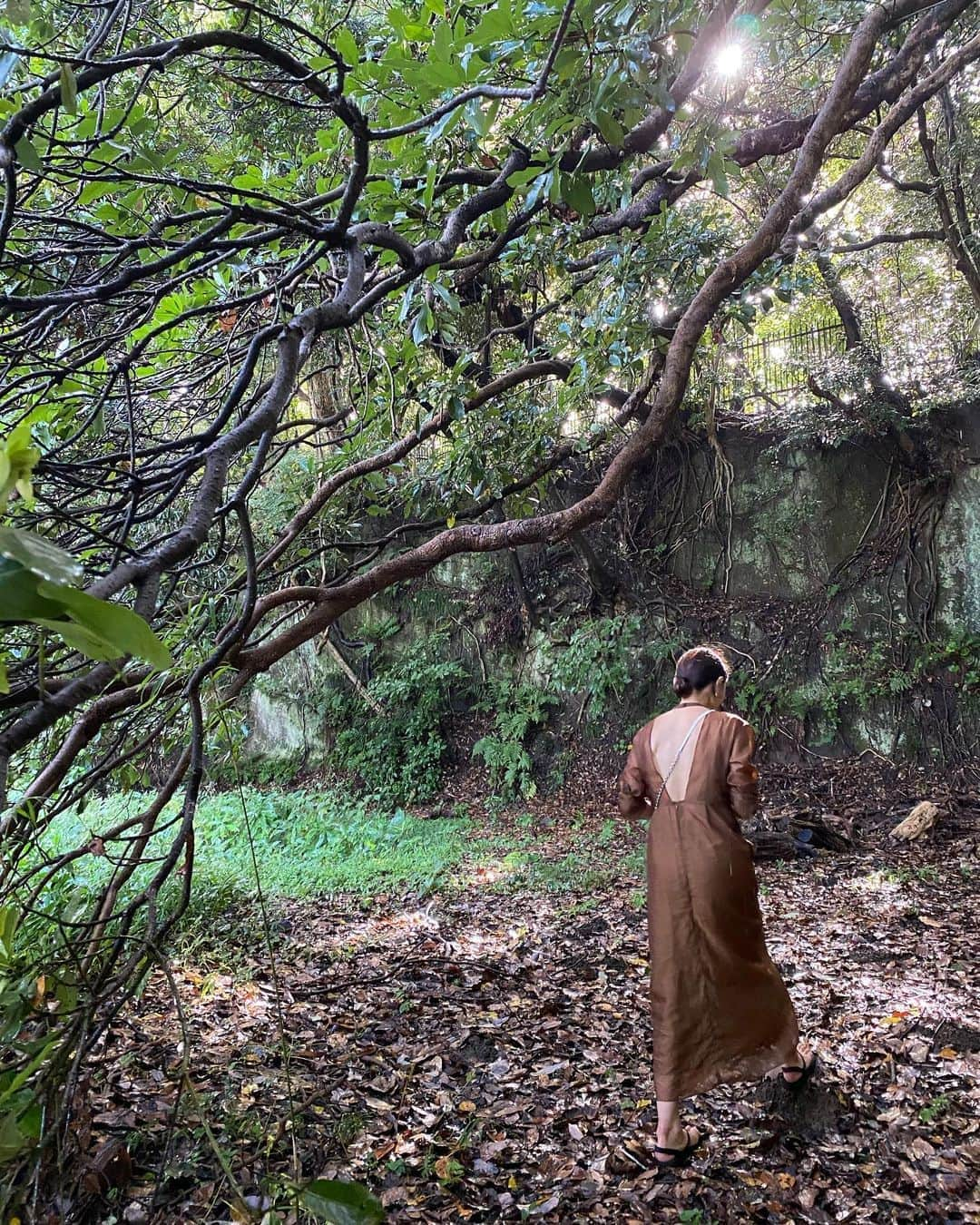 黒沢祐子さんのインスタグラム写真 - (黒沢祐子Instagram)「・ ・ 人生はいつ何が起きるか 誰に出会うかも分からない  だから自分の直感を信じ、人との出会いやご縁を大切に やりたいこと全部やる精神で突き進むのみ  ふたつとも手に入れたい時 どちらか1つを選ぶのではなく、両方とも手に入れるにはどうしたらいいか考え努力するのみ  とてもシンプルなこと プラス1で終われる人生を目指して😉 ・ ・ #life #friends #いつもステキなご縁をありがとう #パワースポットへ #人間パワースポット　@sayuriikeda ありがと！ #背中空いた服好き　 #3ヶ月後はくびれのある身体になる」9月10日 14時45分 - yukowedding