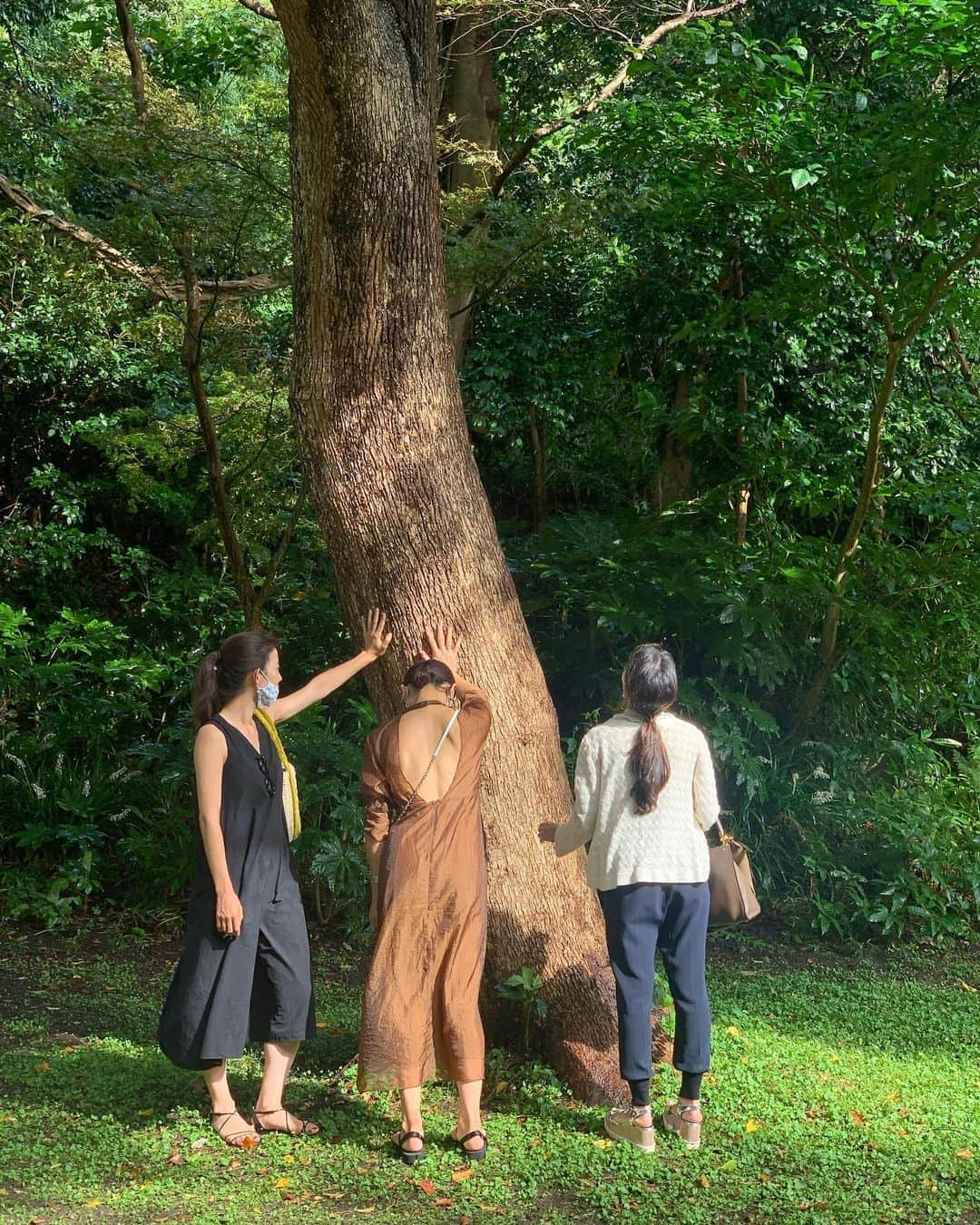 黒沢祐子さんのインスタグラム写真 - (黒沢祐子Instagram)「・ ・ 人生はいつ何が起きるか 誰に出会うかも分からない  だから自分の直感を信じ、人との出会いやご縁を大切に やりたいこと全部やる精神で突き進むのみ  ふたつとも手に入れたい時 どちらか1つを選ぶのではなく、両方とも手に入れるにはどうしたらいいか考え努力するのみ  とてもシンプルなこと プラス1で終われる人生を目指して😉 ・ ・ #life #friends #いつもステキなご縁をありがとう #パワースポットへ #人間パワースポット　@sayuriikeda ありがと！ #背中空いた服好き　 #3ヶ月後はくびれのある身体になる」9月10日 14時45分 - yukowedding