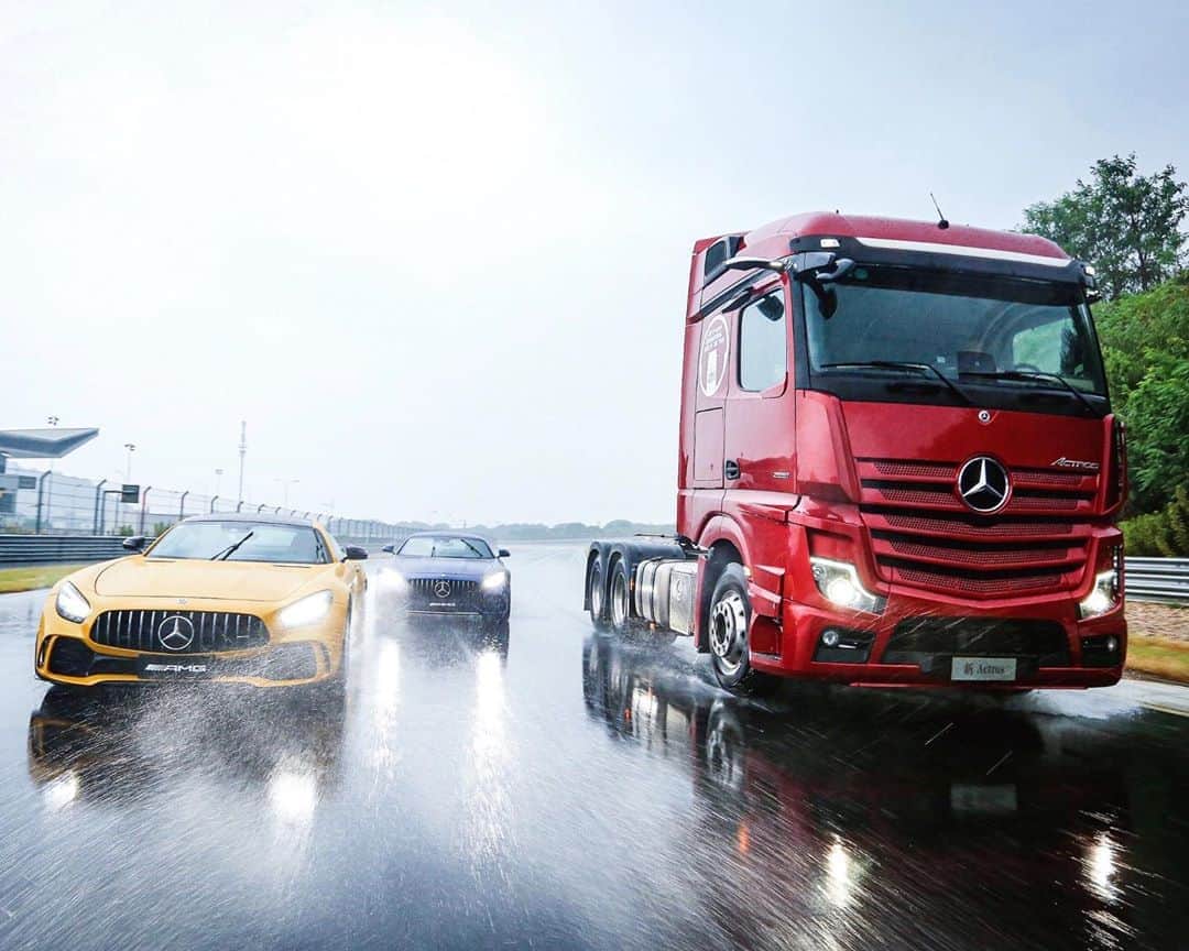 メルセデス・ベンツさんのインスタグラム写真 - (メルセデス・ベンツInstagram)「Experience heavy-duty high performance: The Mercedes-Benz #Actros customer event was one of the first events held at the AMG Experience Centre after opening last month in China. #TOTY  mb4.me/actros  @daimlertrucksbuses @mercedesamg」9月10日 14時52分 - mercedesbenz