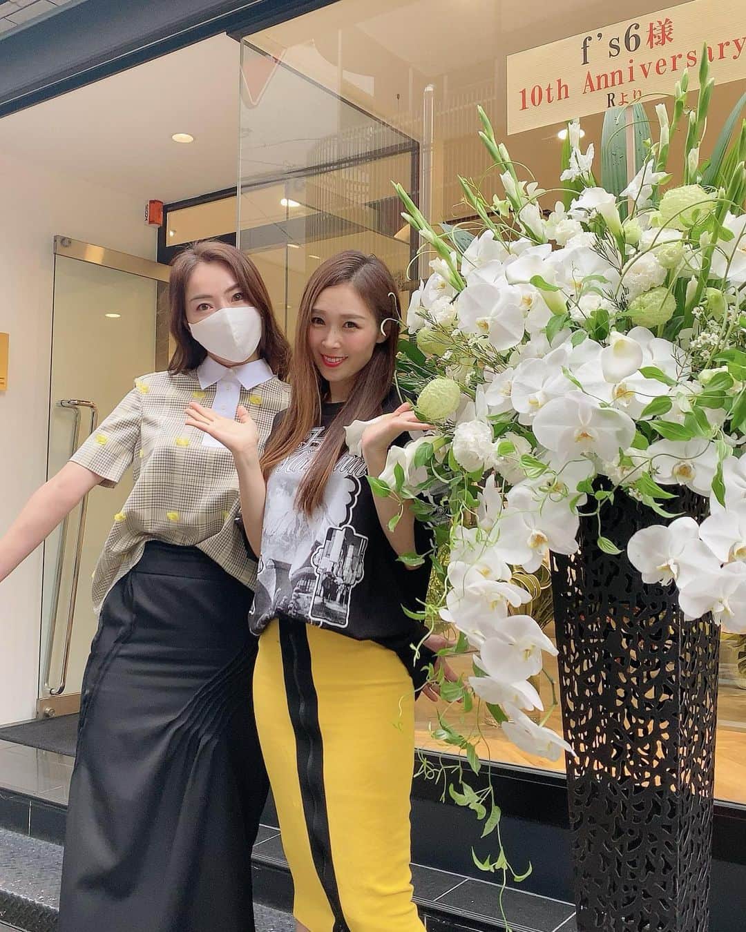 愛内里菜のインスタグラム：「おめでとうございます❣️❣️﻿ 10th Anniversary🎉🎉🎉🎉🎉﻿ ﻿ ライブ、CD、グッズなど！﻿ 衣装を担当してくれているSachiさんが﻿ オーナーのセレクトショップ﻿ f's6 （エフズセイ）﻿ ﻿ f's6立ち上げから見ているから﻿ 10周年感慨深いなぁ😌🙏💕﻿ Sachiさんのプロフェッショナルな﻿ こだわり、姿勢にいつもパワーを﻿ 貰える‼️‼️﻿ そしてスタッフの想いが積み重なった﻿ 10年目のf's6😍﻿ ここで素敵なお洋服たちに﻿ 出会えるのをこれからも楽しみにしてる❣️☺️❣️﻿ ﻿ あっ！今気が付いたけど！﻿ 私たち服が﻿ 黄色と黒でシンクロしてる💕💕🤭﻿ ﻿ 毎年、カレンダーの衣装も﻿ 手掛けてもらってるよ☺️﻿ ﻿ Twitter﻿ @RRikakakiuchi﻿ ﻿ アルバム「Ring」﻿ 🌈 3月24日﻿ 各配信サイトよりリリース！﻿ 🌈3月23日　﻿ R/垣内りかオフィシャルHPより﻿ WEBショップがオープン　﻿ ﻿ ﻿ ✨活動20周年記念✨﻿ 😆YouTube開始！チャンネル登録よろしくね😆﻿ 愛内里菜改め「R〜アール」オフィシャルチャンネル﻿ 「歌ってみた」﻿ https://youtu.be/N97mieWf2eg﻿ ﻿ 「解説編」﻿ https://youtu.be/v1RW058Oubs﻿ ﻿ ﻿ 😆TikTokも開始！フォローよろしくね😆﻿ R_愛内里菜﻿ https://www.tiktok.com/@r_aiuchirina_official﻿  ﻿ ﻿ ﻿ #ビゴライブ　#生配信﻿ #愛内里菜はRとして再始動﻿ #歌ってみた﻿ #Cover﻿ #弾いてみた﻿ #カラオケ﻿ #ライブ﻿ #愛内里菜 改め#R として #歌手 再始動﻿ #垣内りか #垣内倶楽部 #バンド #バンド名 ﻿ #ライブハウス #ライブ #一体化 #絆 #盛り上がりたい #会いたい﻿ #感謝 #リスタート #アニバーサリー#20周年﻿ #YouTube﻿ #ユーチューバー#TikTok﻿」