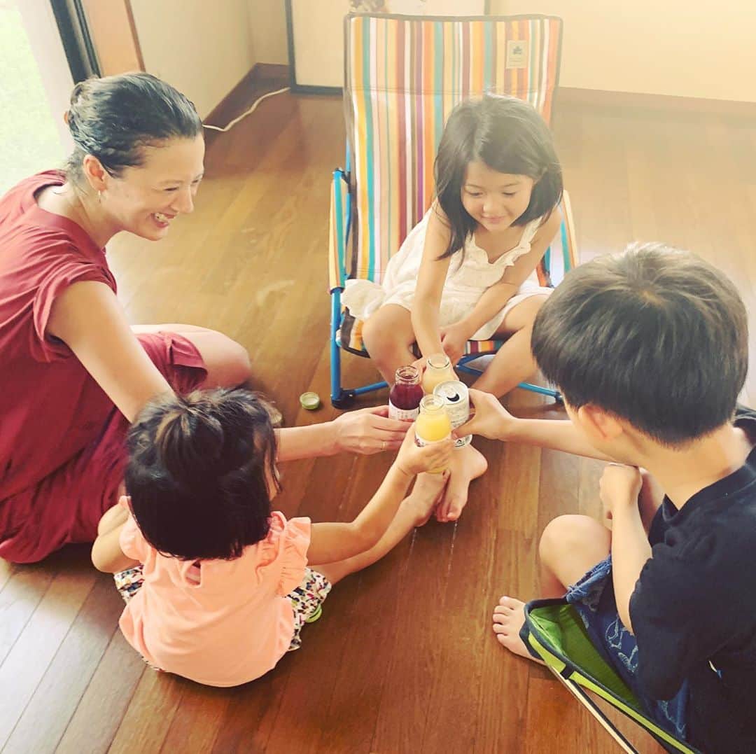 千葉アリサさんのインスタグラム写真 - (千葉アリサInstagram)「ジュースでありがとうの乾杯🥂🥂  表情、個性　豊かで　懐っこい元気っ子たち、 可愛すぎて　どんどん垂れ目になったw  穏やかな時間のお陰ですっかりチャージ完了！少し横に置いといてた課題にまた向き合っていけるぞっと💪  #夏の終わりのハーモニー　#😆　#forfuture」9月10日 14時52分 - alyssamarianne