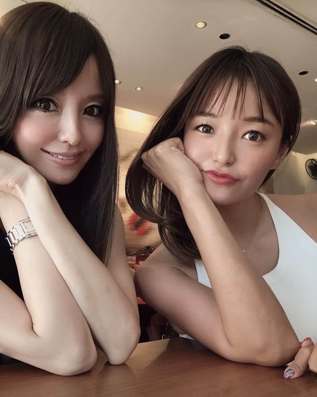 紺谷みえこのインスタグラム：「𝑨𝒚𝒂 𝒂𝒏𝒅 𝑴𝒊𝒆  15年以上のお友達だよ。 ぜーんぶ知ってるし知られてる。笑 カッコつけなくていい仲って貴重だよね。貴方の深い優しさが大好きだよ。いつも有難う♡  #friend #thanks」
