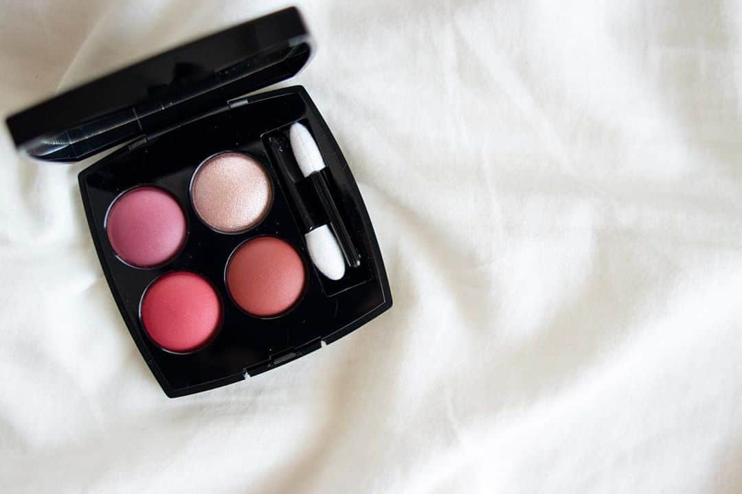 のインスタグラム：「ㅤ ㅤ ㅤ @chanel.beauty  LES 4 OMBRES / 364 CANDEUR ET S ÉDUCTION ㅤ ㅤ 大人のベリーカラーがたまらん可愛い😍🍓🍒 ㅤ ㅤ ㅤ ㅤ 新色の362もそのうちお迎えしたい🛒💕 ㅤ ㅤ ㅤ ㅤ ㅤ ㅤ ㅤ #chanel #chanelmakeup #chanelbeauty #シャネルコスメ #シャネル #シャネルアイシャドウ #レキャントルオンブル #カンドゥールエセデュクシオン #限定コスメ #秋コスメ #秋メイク #nanaコスメ #locari #locari_beauty #ロカリ #アラフォー美容 #アラフォーメイク #美容マニア  #コスメ好きさんと繋がりたい #mery #美容好きさんと繋がりたい #美的 #美st  #アットコスメ #maquia #instabeauty #메이크 #메이크업 #몸스타그램」