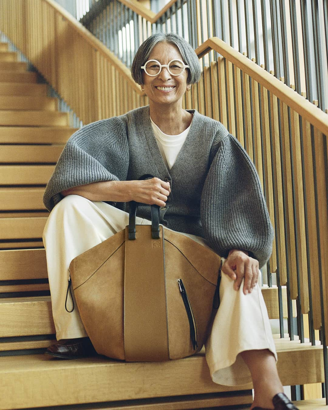 Loeweさんのインスタグラム写真 - (LoeweInstagram)「The Hammock Tote’s innate versatility chimes with those who seek to define their own identity. This fall, we meet three inspiring individuals who defy categorisation in their own unique way.  Pictured is a legendary costume designer and stylist Michiko Kitamura who says “When I started working, it was 200 men and me. I dared to stand out.” This campaign is styled by Michiko, now 72, who has blazed a trail in the predominantly male world of film and advertising for decades. Always curious, always reading and taking notes, Michiko carries a signature pen and black notebook in two sizes - seen here in her LOEWE Hammock Tote bag.  See the full story and Hammock collection on loewe.com  Featuring: Michiko Kitamura Photography: Mai Kise @kisema1 Styling: Michiko Kitamura Hair: ABE@abe_paris (for Tsubasa) Taku & Co (for Michiko & Sharar) Makeup: Coco @coco_ikuko Art Direction: Akane Chuma @akane226  Special thanks to Toraya Akasaka @toraya.akasaka  #LOEWE #LOEWEhammock #MichikoKitamura」9月10日 15時00分 - loewe