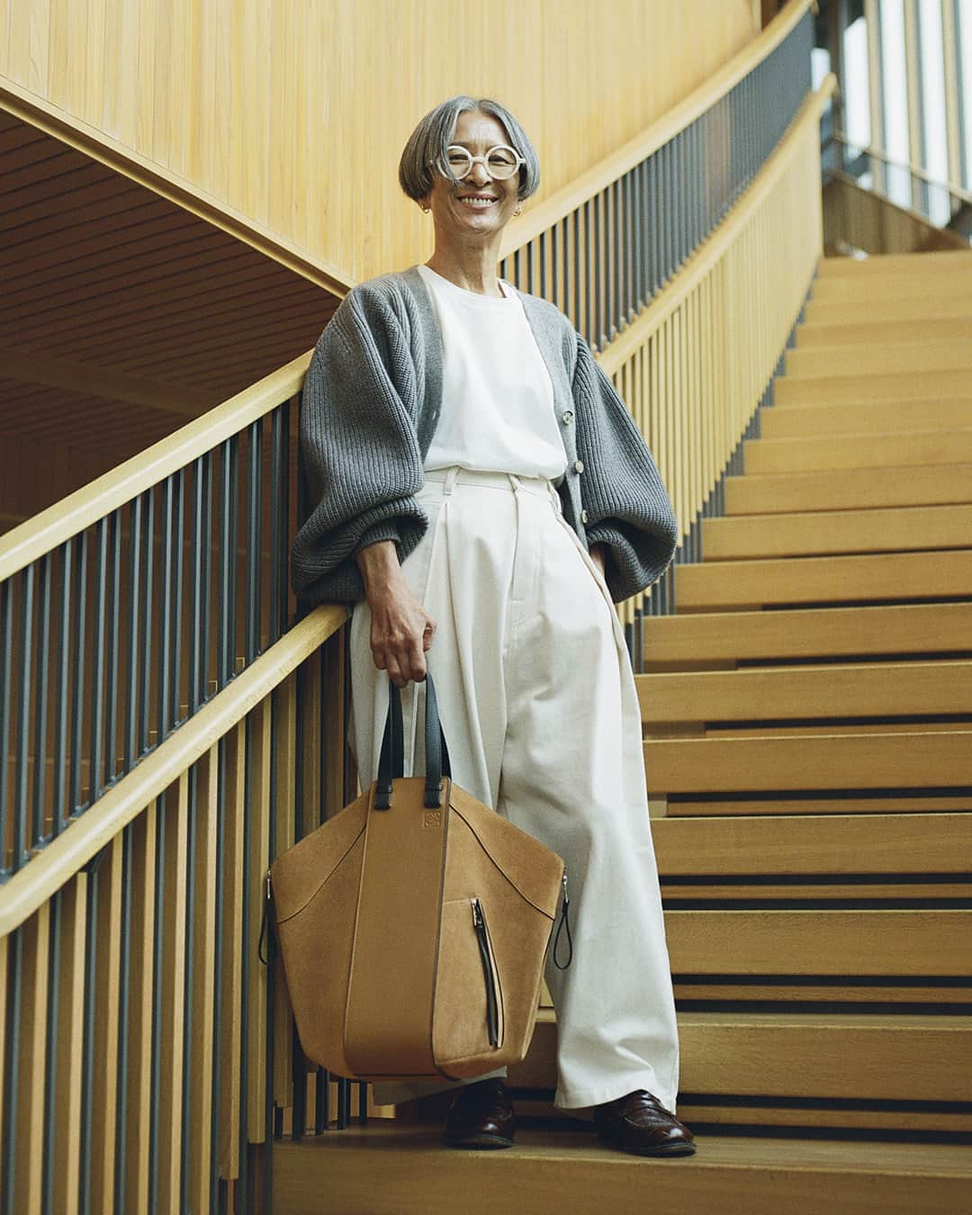 Loeweさんのインスタグラム写真 - (LoeweInstagram)「The Hammock Tote’s innate versatility chimes with those who seek to define their own identity. This fall, we meet three inspiring individuals who defy categorisation in their own unique way.  Pictured is a legendary costume designer and stylist Michiko Kitamura who says “When I started working, it was 200 men and me. I dared to stand out.” This campaign is styled by Michiko, now 72, who has blazed a trail in the predominantly male world of film and advertising for decades. Always curious, always reading and taking notes, Michiko carries a signature pen and black notebook in two sizes - seen here in her LOEWE Hammock Tote bag.  See the full story and Hammock collection on loewe.com  Featuring: Michiko Kitamura Photography: Mai Kise @kisema1 Styling: Michiko Kitamura Hair: ABE@abe_paris (for Tsubasa) Taku & Co (for Michiko & Sharar) Makeup: Coco @coco_ikuko Art Direction: Akane Chuma @akane226  Special thanks to Toraya Akasaka @toraya.akasaka  #LOEWE #LOEWEhammock #MichikoKitamura」9月10日 15時00分 - loewe