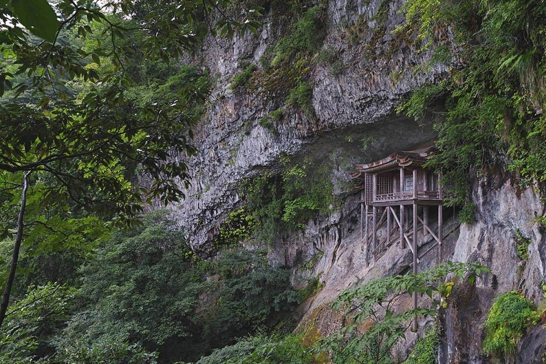 日本の国立公園さんのインスタグラム写真 - (日本の国立公園Instagram)「Daisen-Oki National Park encompasses different types of landforms across three prefectures in Japan, from the mountainous areas of Mt. Daisen and Mt. Hiruzen and the coastal area of the Shimane Peninsula to the Oki Islands.⠀ ⠀ #DaisenOkiNationalPark⠀ ⠀ https://www.japan.travel/national-parks/parks/daisen-oki/⠀ ⠀ Japan is an island nation full of vibrant nature and diverse landscapes.⠀ Magnificent mountains, frozen waterfalls, green forests, active volcanoes, blue oceans and endemic wildlife inspire curiosity and wonder.⠀ All of these natural assets are preserved in the national parks of Japan.」9月10日 15時00分 - nationalpark_japan